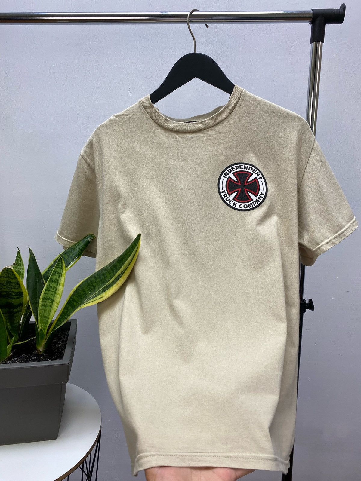Alien Workshop × Independent Truck Co. × Vintage Vintage Independent Truck Company Logo Tee Size US L / EU 52-54 / 3 - 10 Thumbnail