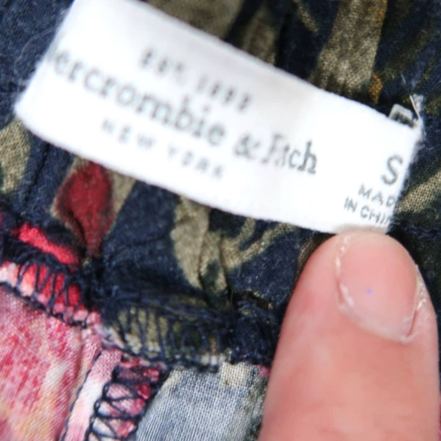 Abercrombie & Fitch Abercrombie & Fitch jogger pants Women S Navy blue pink retro floral print casual 90s Viscose tapered jegging style busy pockets Size 28" / US 6 / IT 42 - 4 Thumbnail