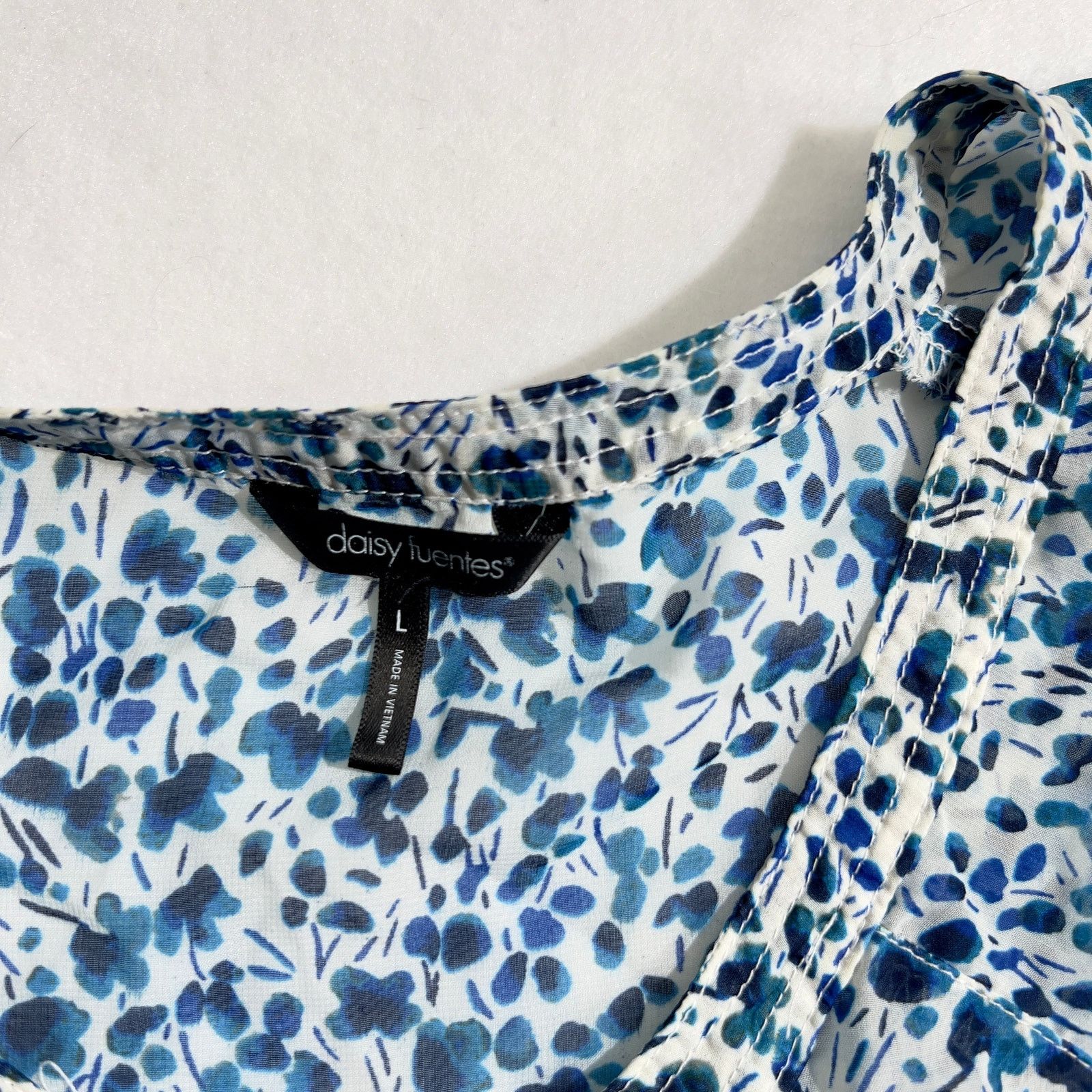 Other Floral Blouse Daisy Fuentes L Blue Watercolor Design V-Neck Size L / US 10 / IT 46 - 2 Thumbnail