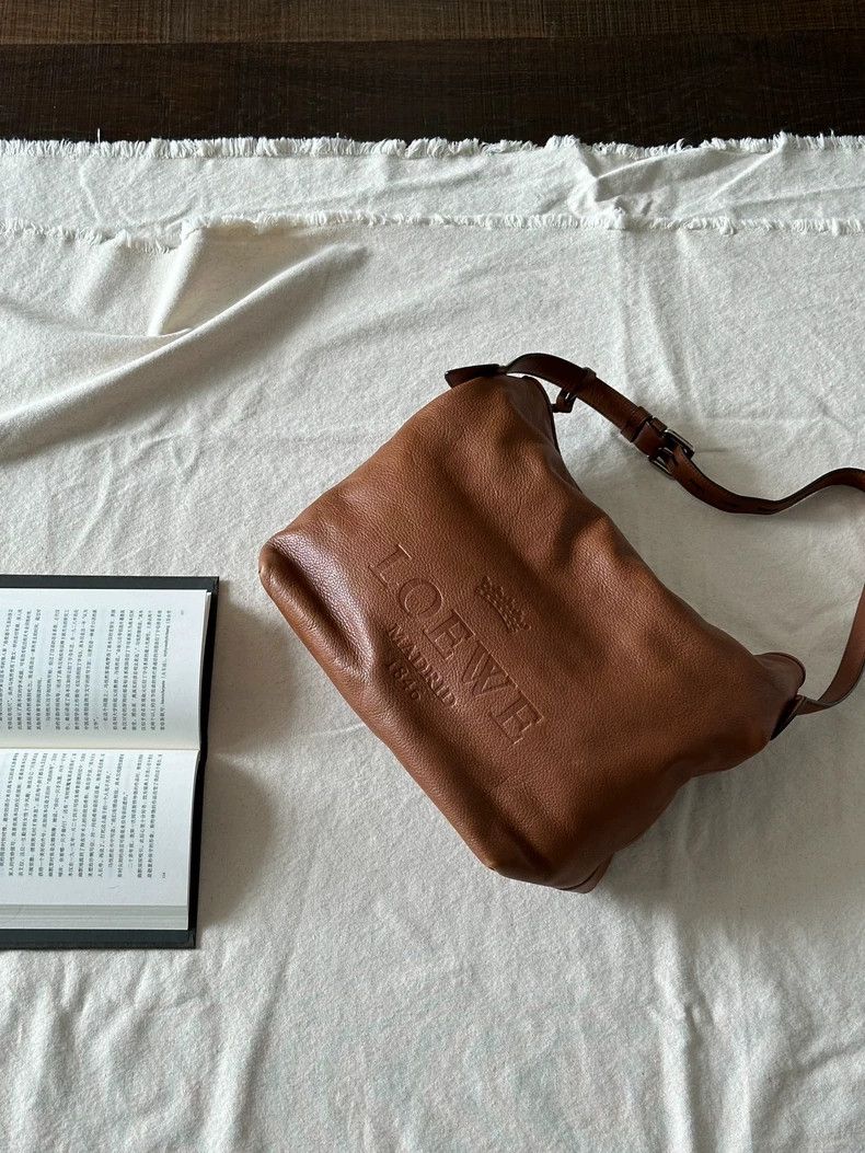 Loewe loewe Pre-loved embossed logo adjustable shoulder bag 2503- Size ONE SIZE - 1 Thumbnail