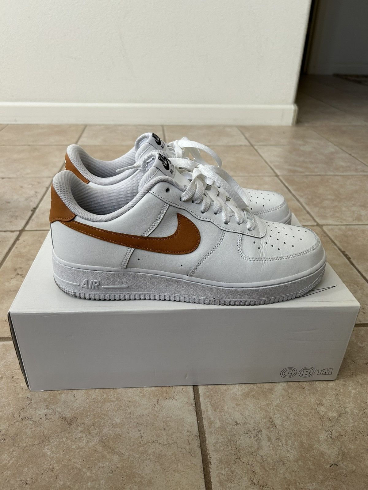 Nike NIKE AIR FORCE 1 WHITE/CURRY SZ 9.5 Size US 9.5 / EU 42-43 - 5 Thumbnail