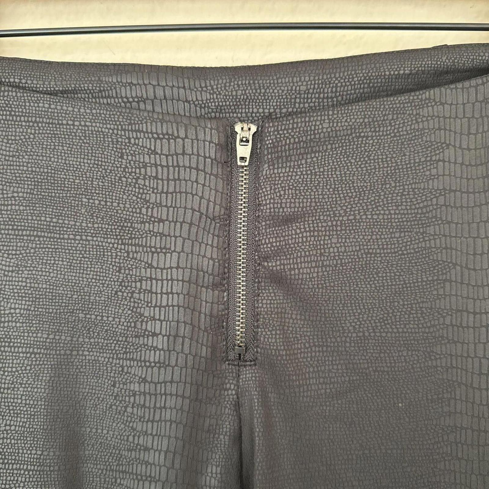 United Colors Of Benetton Bebe Y2K Black Textured Leatherette Stretch Ponte Leggings Size 28" / US 6 / IT 42 - 2 Thumbnail