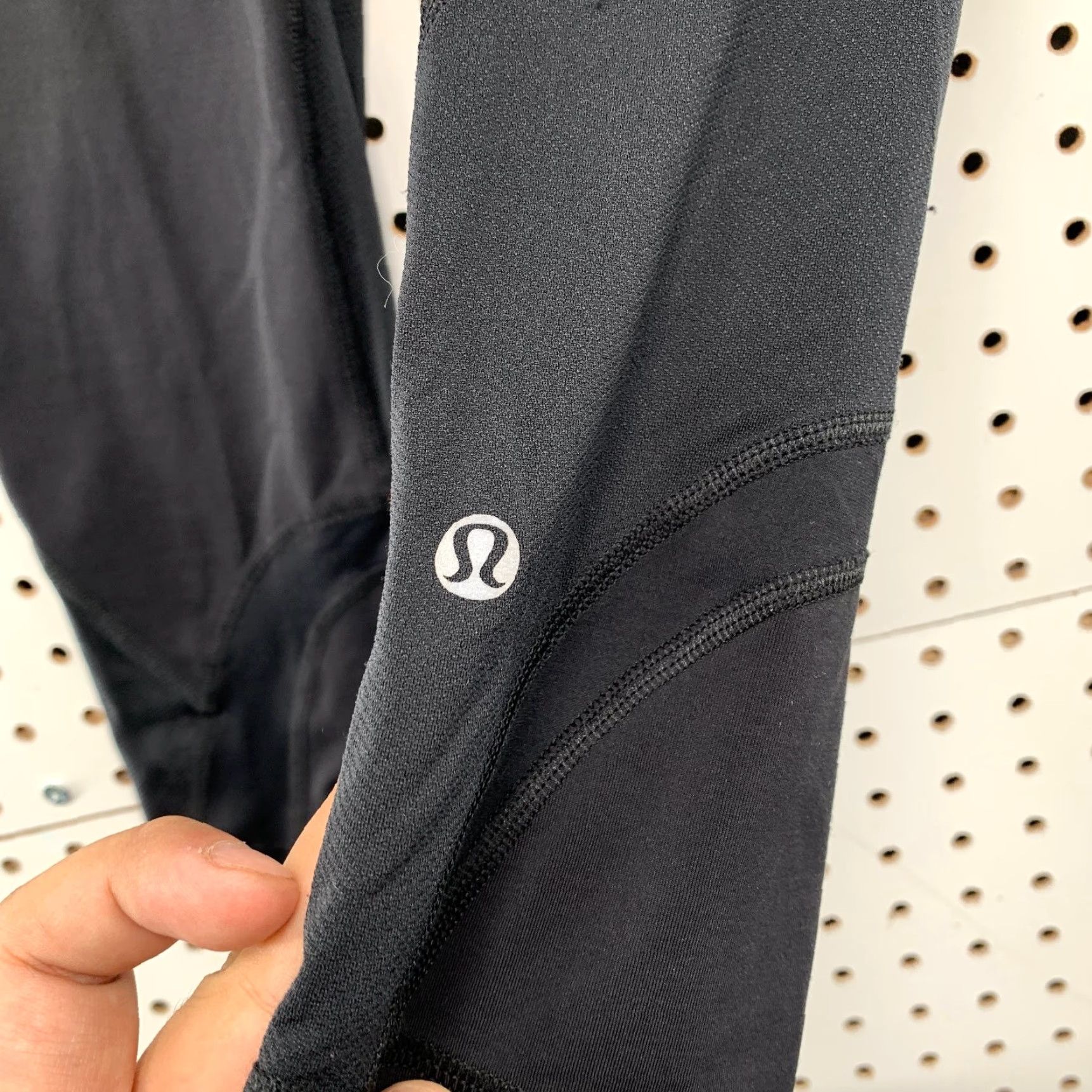 Lululemon LULULEMON Athletic Leggings Womens Size 6 Black Cropped Yoga Workout Fit 26x21 Size 28" / US 6 / IT 42 - 4 Thumbnail