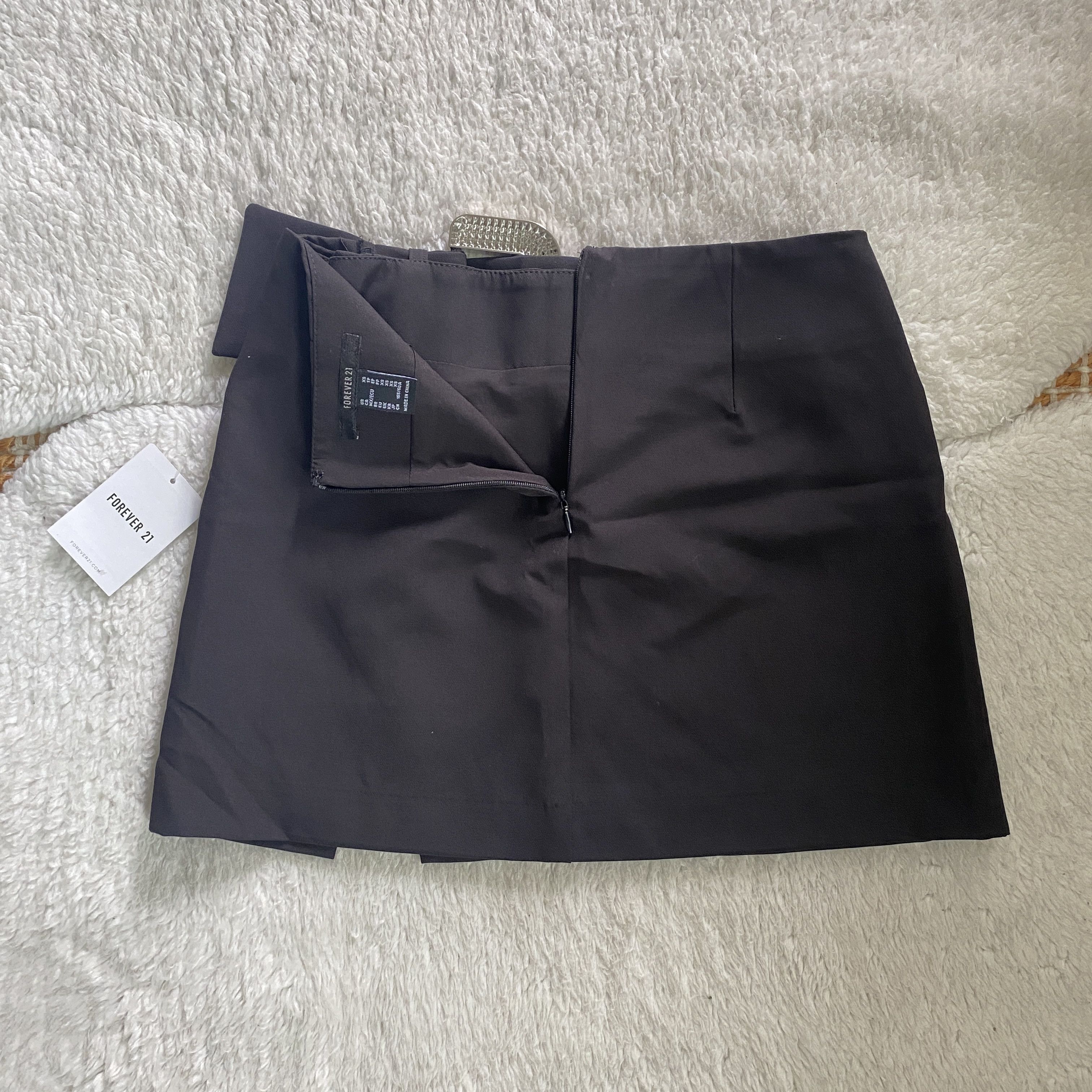 Forever 21 Forever 21 Black Mini Skirt w/ Oversized Rhinestone Buckle Size 26" / US 2 / IT 38 - 7 Thumbnail
