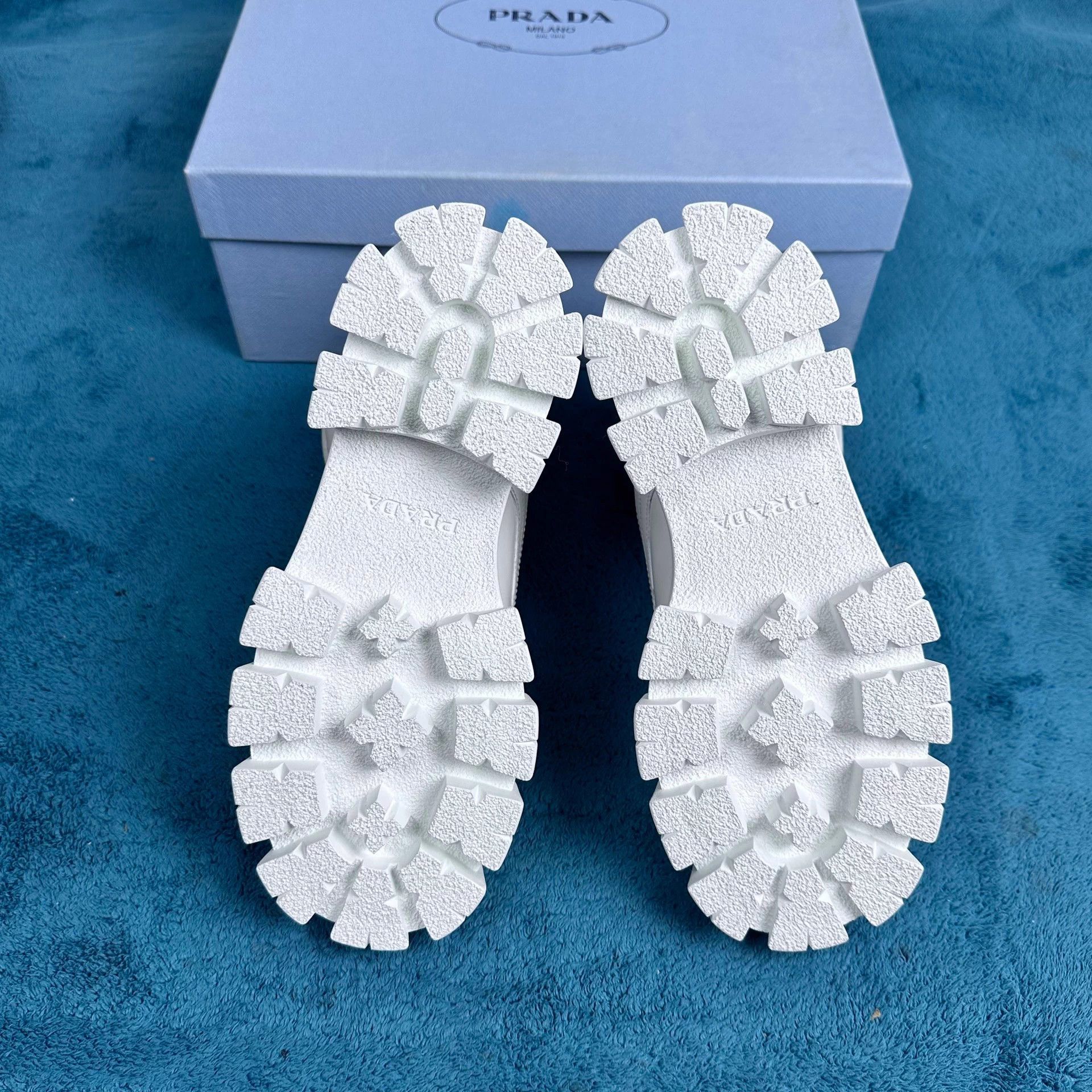 39.5 Prada monolith rois white short combat boots