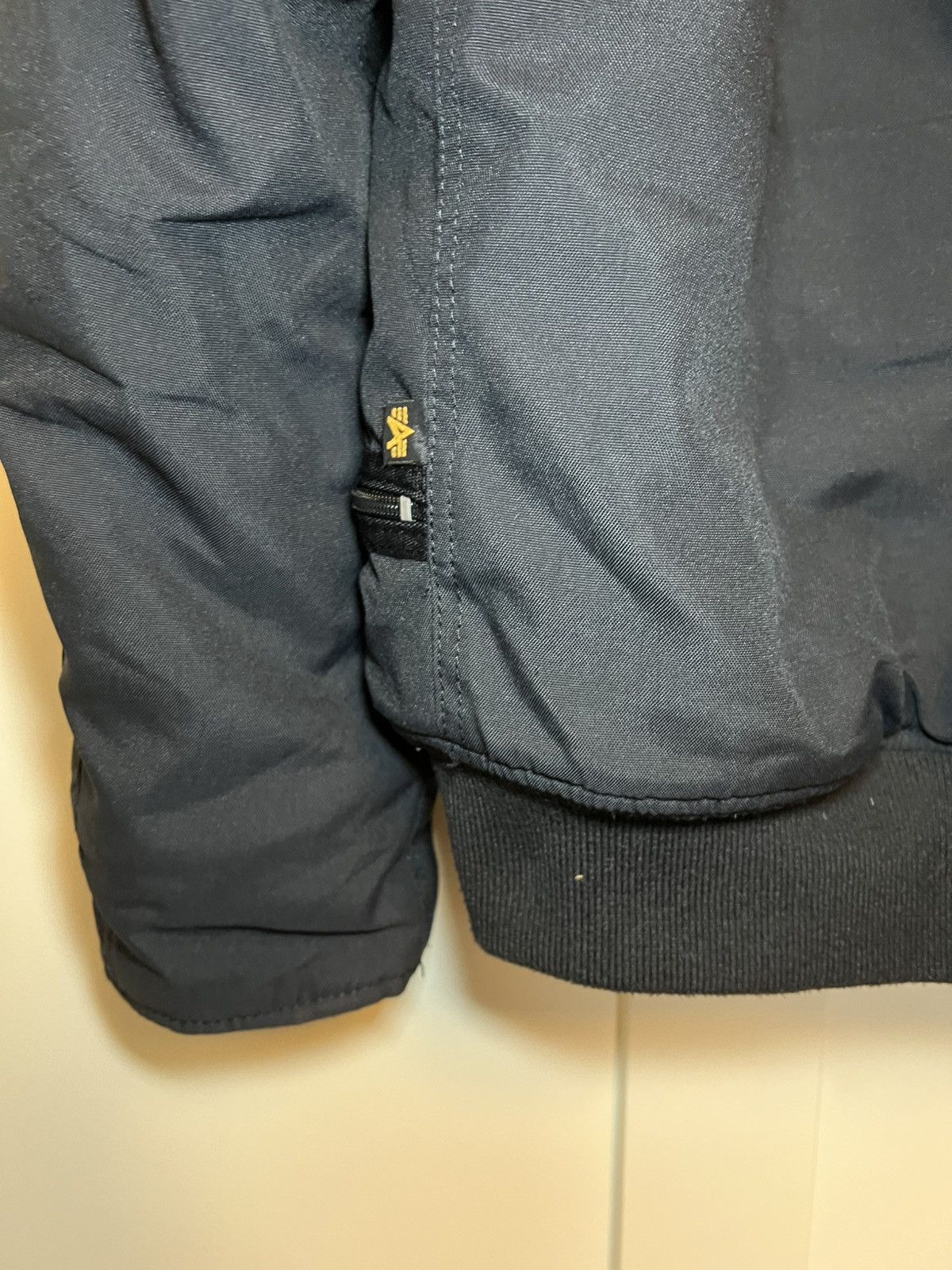 Alpha Industries Vintage Alpha Industries fur hood & patches bomber jacket Size US L / EU 52-54 / 3 - 19 Thumbnail