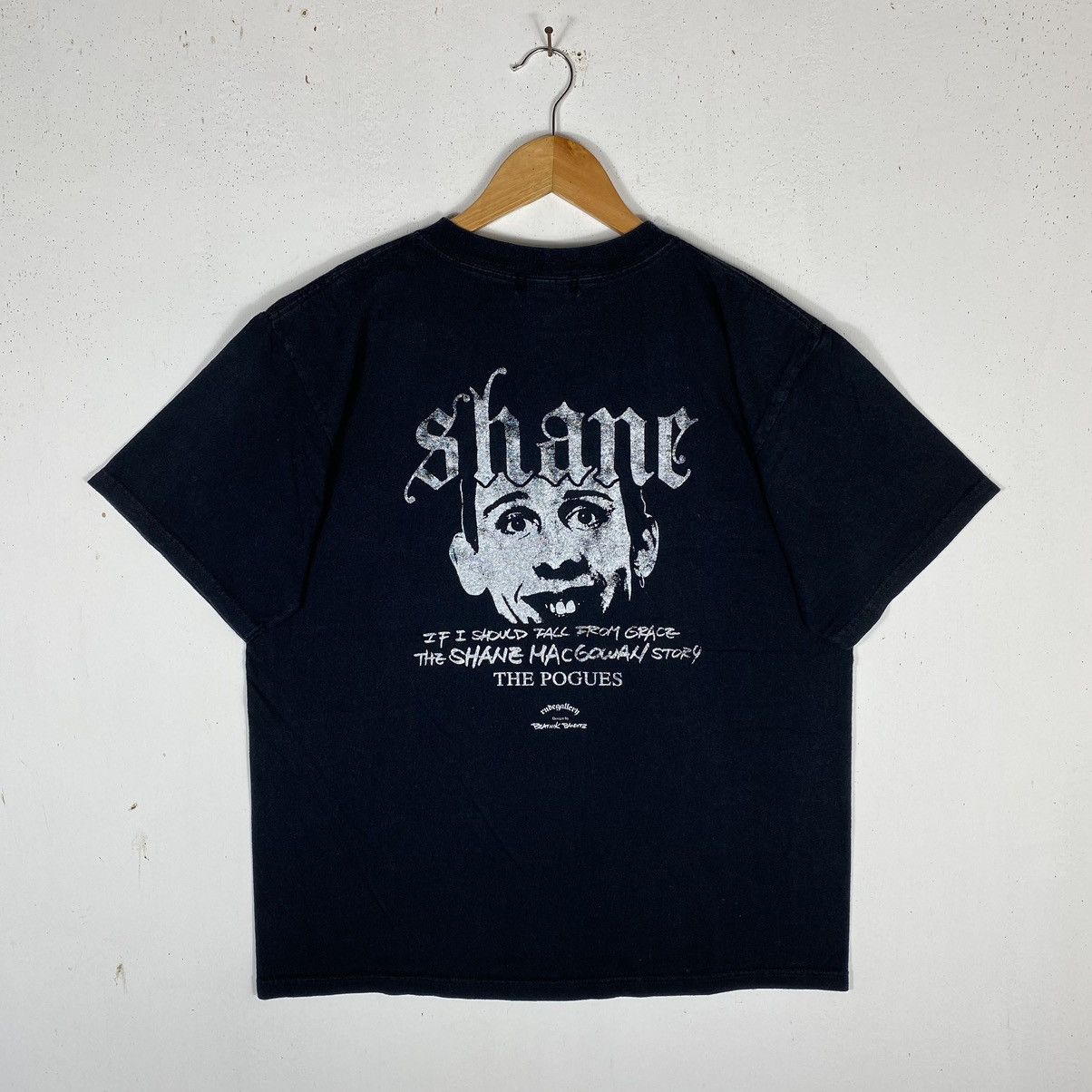 Band Tees × RUDE GALLERY THE SHANE MACGOWAN STORY THE POGUES BY RUDE GALLERY TEE Size US M / EU 48-50 / 2 - 6 Thumbnail