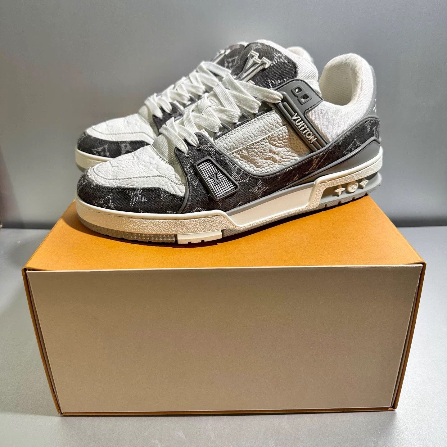 Louis Vuitton Louis Vuitton Grey White Denim Jeans - Size 7/41 Size US 7 / EU 40 - 8 Thumbnail