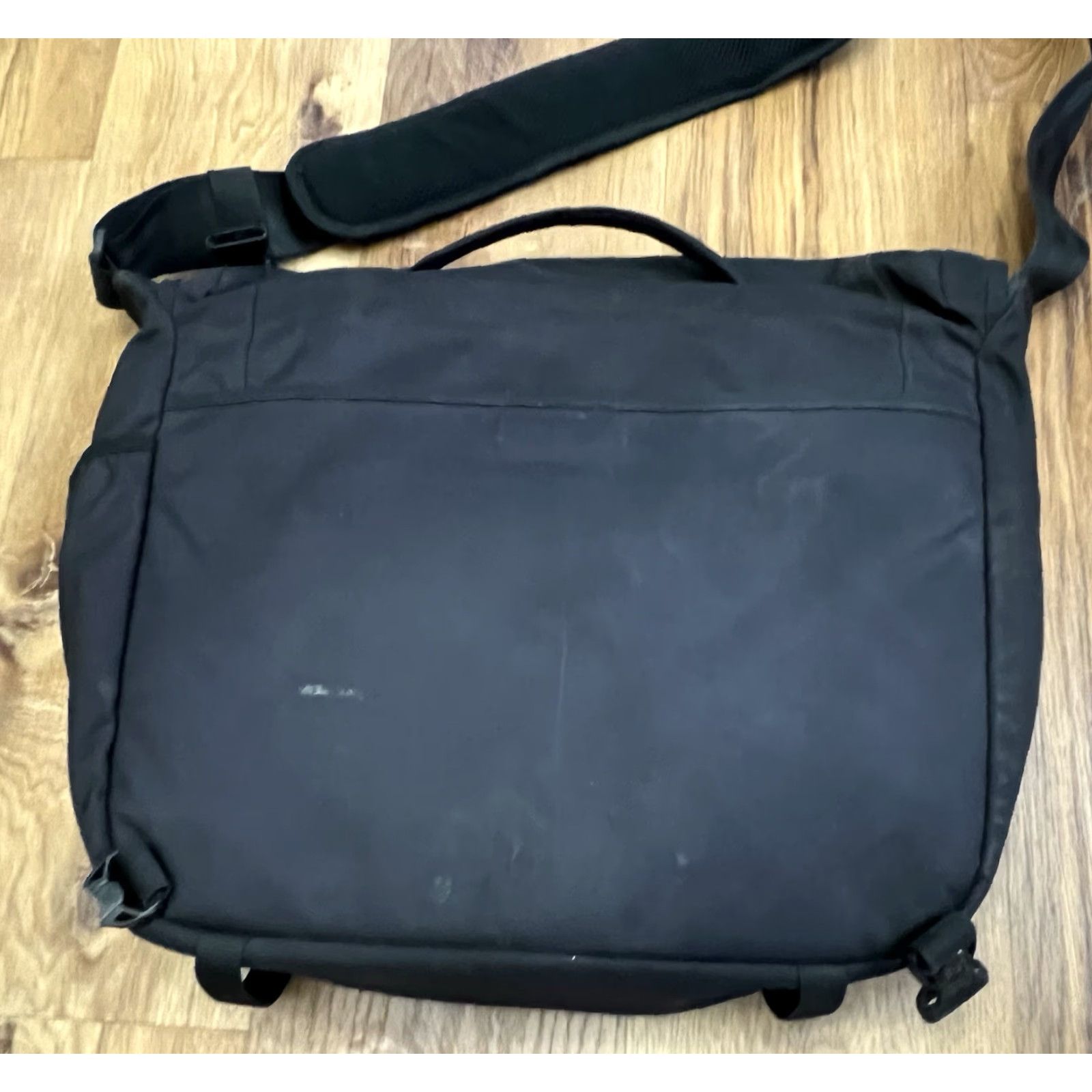 Patagonia Patagonia Messenger Bag Reflective 16” x 12.5” x 5.5” Black 11782 Unisex Adults Medium Polyester Nylon Handle/Strap Pockets Organizer Inner Dividers Size ONE SIZE - 3 Thumbnail