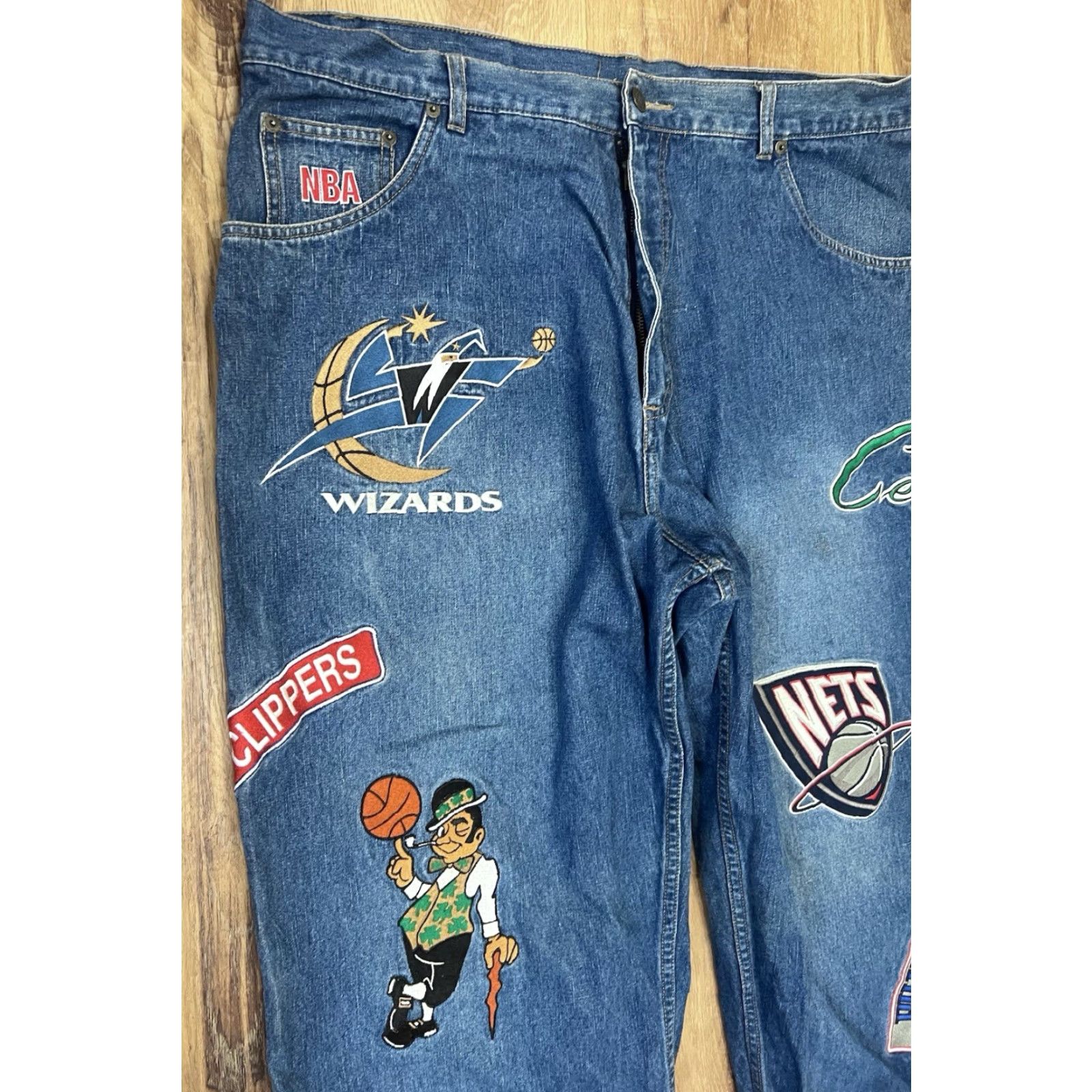 NBA VINTAGE UNK NBA TEAMS JEANS SIZE 40x34 BASKETBALL EMBROIDERED PATCHES BAGGY Y2K Size US 40 / EU 56 - 3 Thumbnail