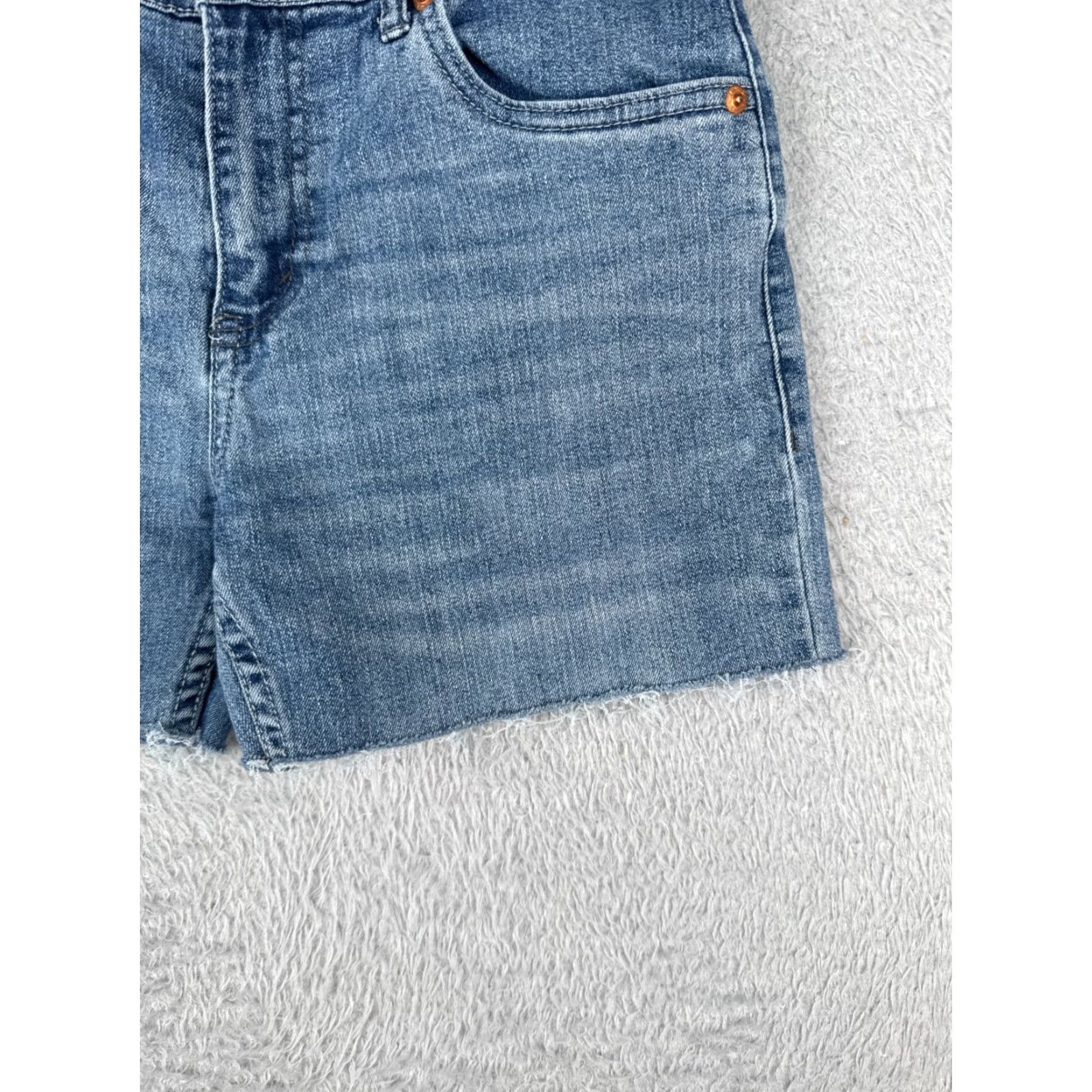 Levi's Levi's Women's Denim Shorts 28 Blue Cut-Off 80s Style Casual Summer Size 28" / US 6 / IT 42 - 2 Thumbnail