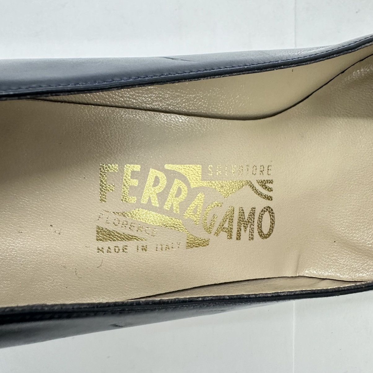 Salvatore Ferragamo Vintage Salvatore Ferragamo Sz 8.5AA Navy Leather Pumps Size US 8.5 / IT 38.5 - 2 Thumbnail