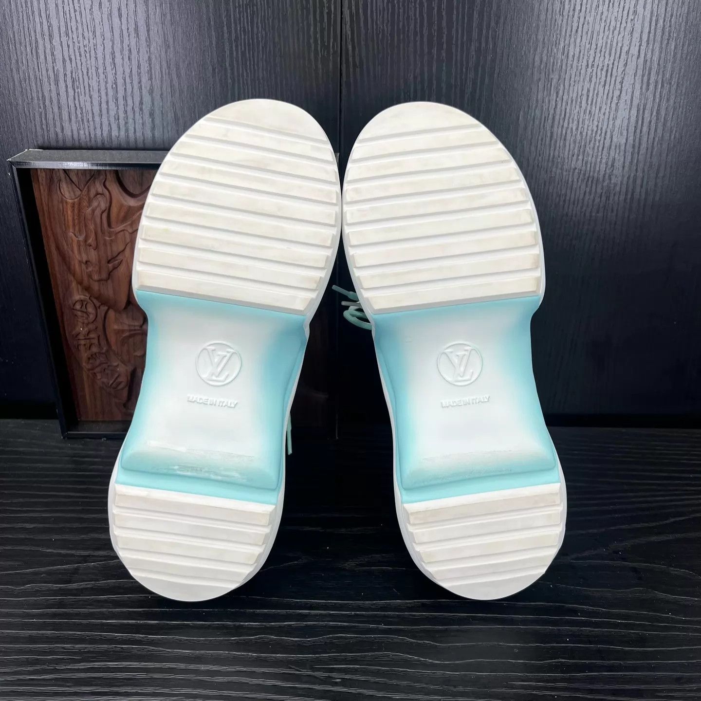 Louis Vuitton LV Archlight White & Green Sneaker 36.5 Worn Once Size US 6 / IT 36 - 8 Thumbnail
