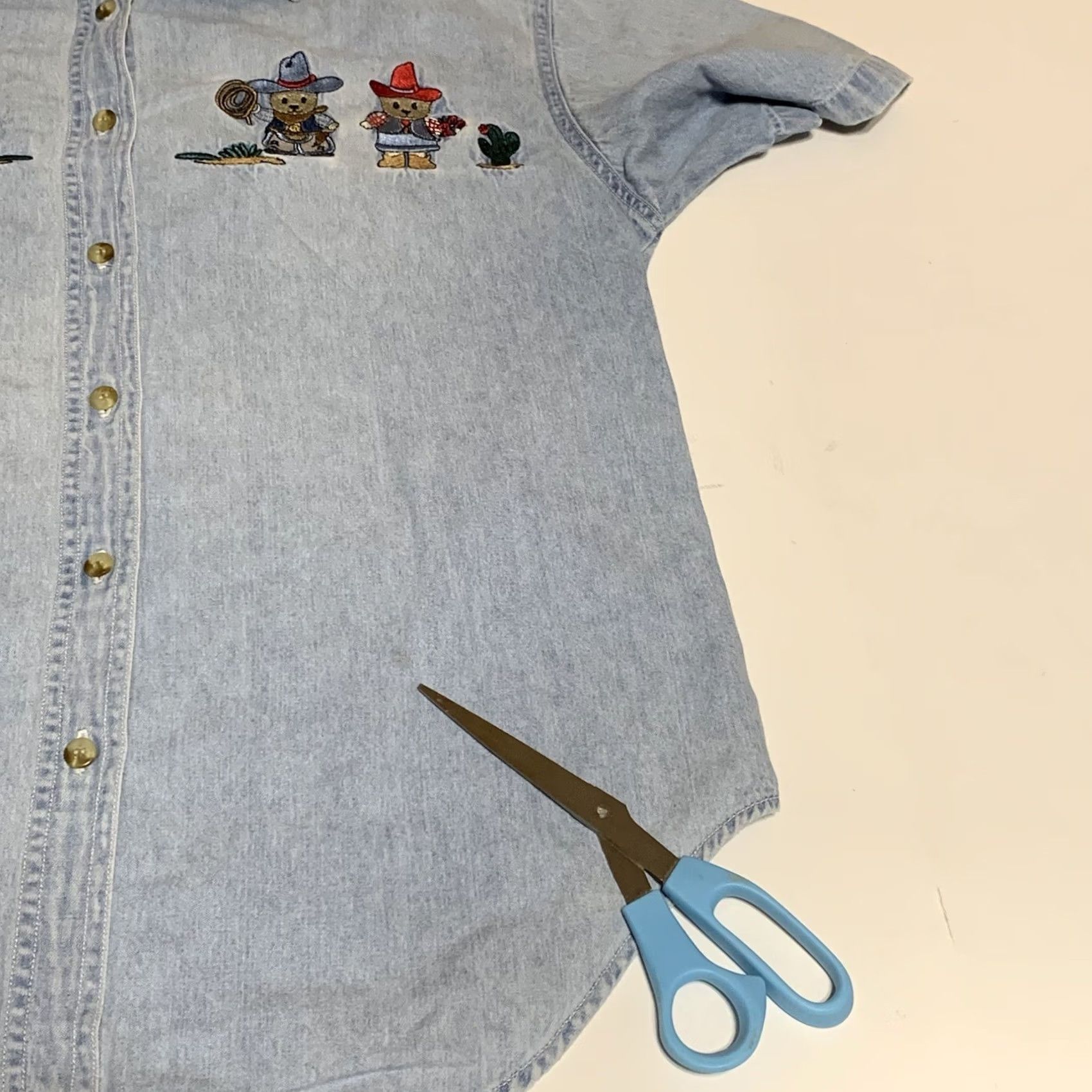 Vintage VINTAGE Lets Quinn Again Women's Shirt Cowboy Bears Blue Short Sleeve Button-Up Top Sz A S Size S / US 4 / IT 40 - 8 Thumbnail