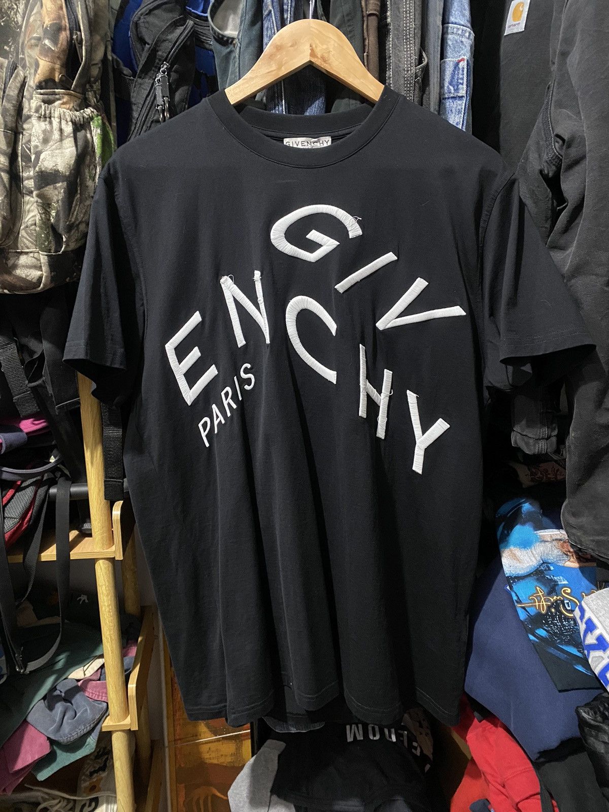 Tシャツ・カットソー GIVENCHY 'GIVENCHY Paris' T-shirt Givenchy Paris Rainbow Embroidered Green T-Shirt. Size