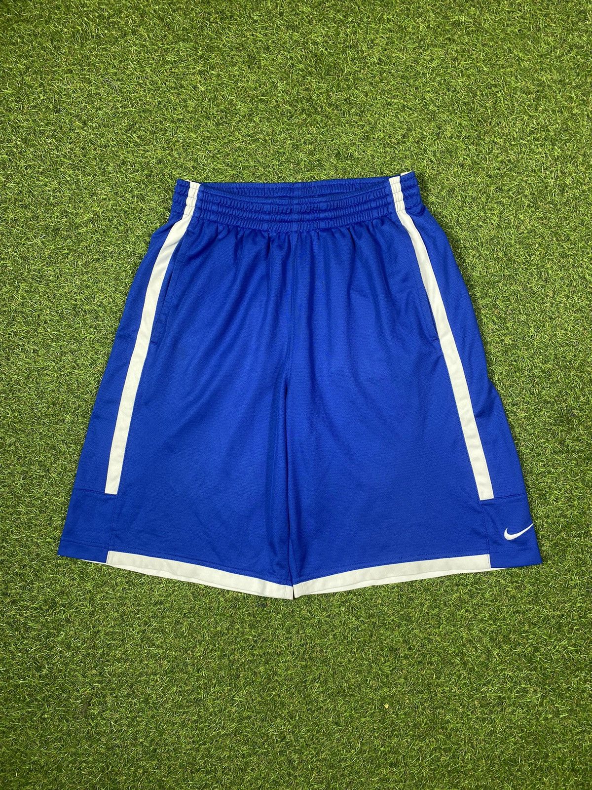 Nike Vintage Nike shorts streetwear swoosh casual y2k size M Size US 32 / EU 48 - 1 Thumbnail