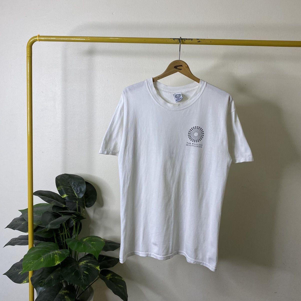 Vintage Vintage 90s The Boulder Mountaineer White Tee Large Size Size US L / EU 52-54 / 3 - 7 Thumbnail