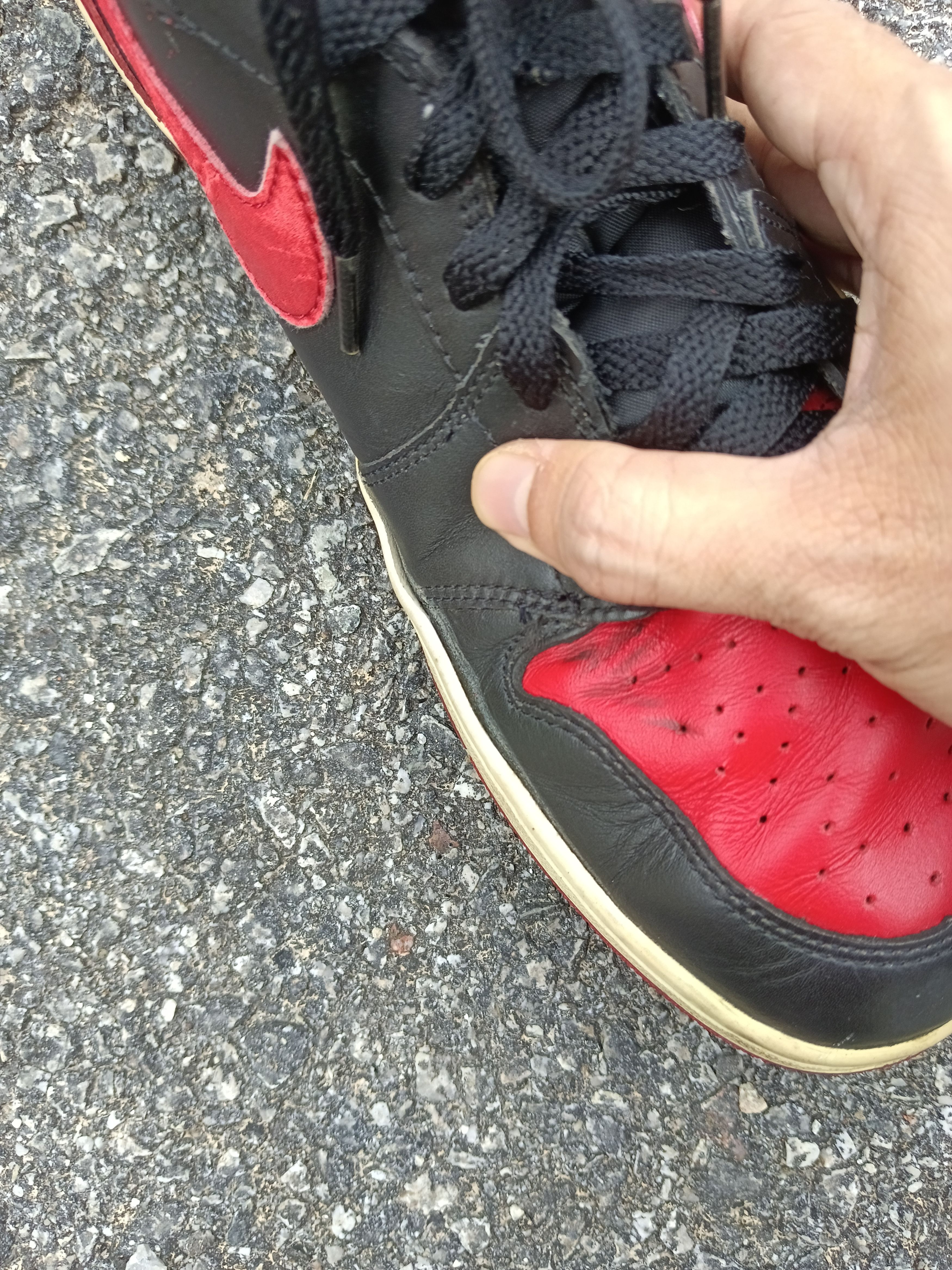 Jordan Brand NIKE AIR JORDAN 1 RETRO BRED 2001 VINTAGE SNEAKERS Size US 10 / EU 43 - 6 Thumbnail