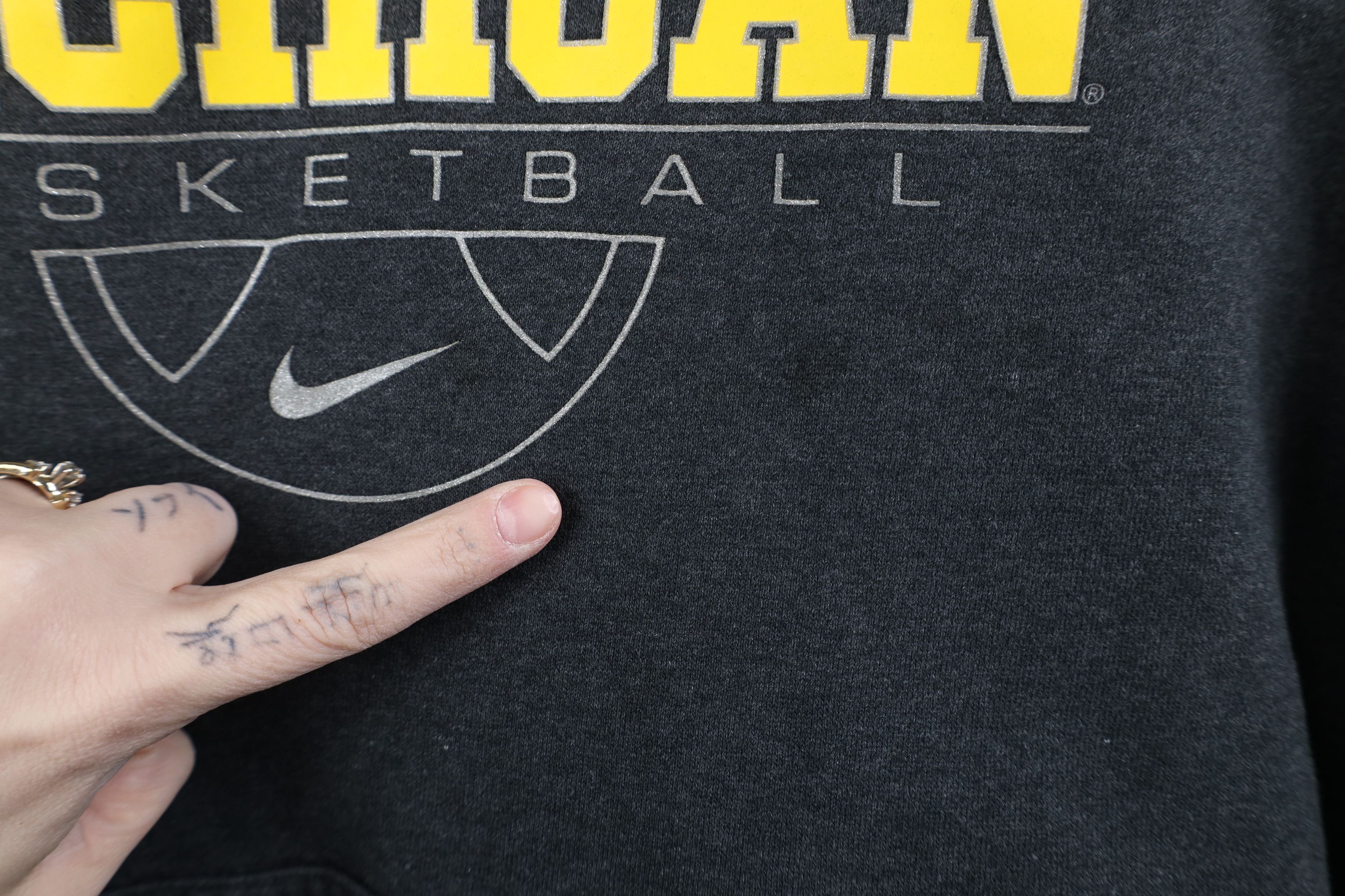 Nike Vintage Nike Swoosh University of Michigan Basketball Hoodie Size US M / EU 48-50 / 2 - 6 Thumbnail
