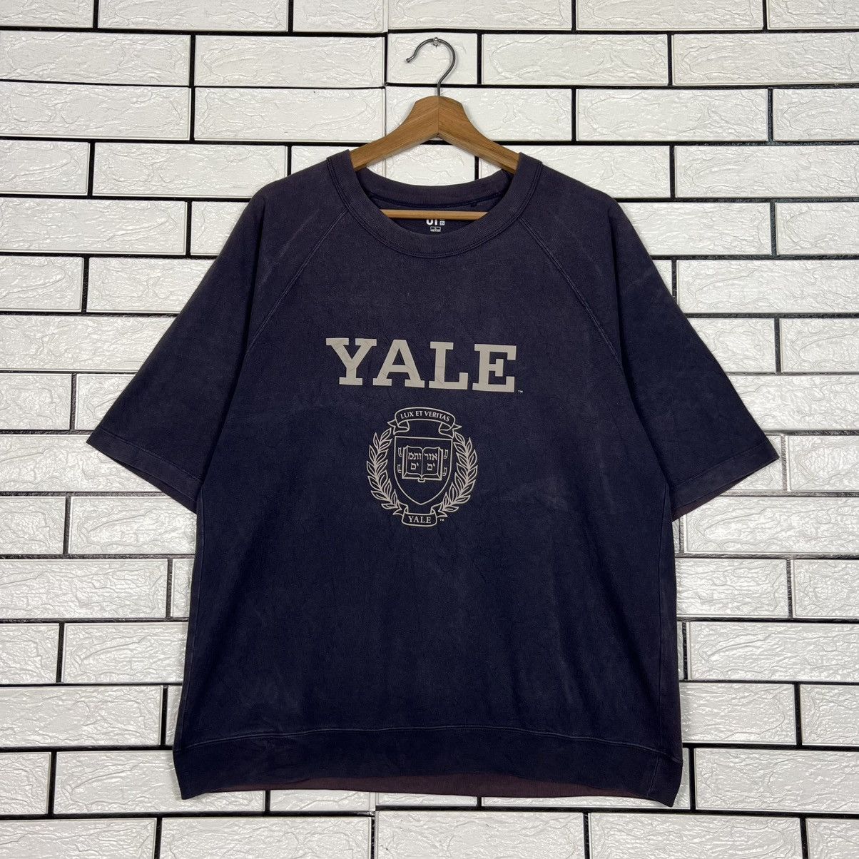 Uniqlo UNIQLO YALE University Big Logo T Shirt #4223-C192 Size US L / EU 52-54 / 3 - 1 Thumbnail