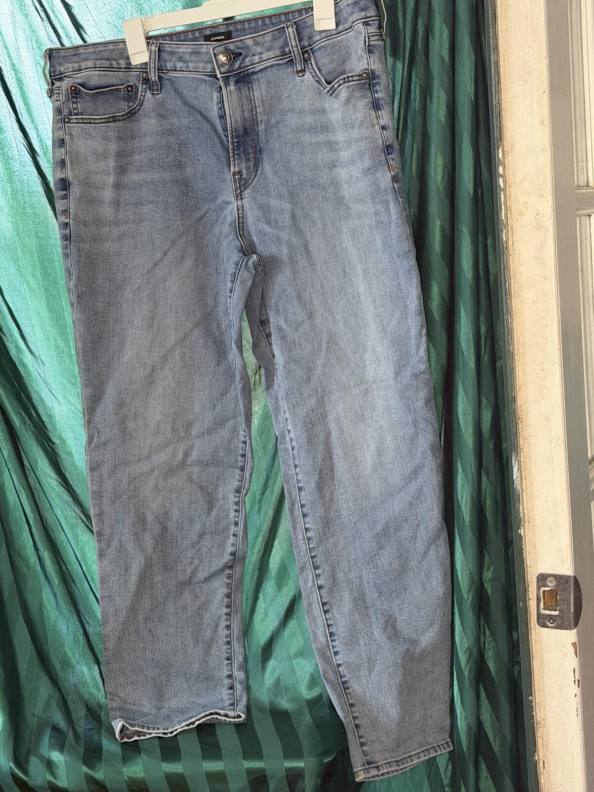Express Express Light Wash Denim Jeans Straight Leg 36x32 Size US 36 / EU 52 - 1 Thumbnail