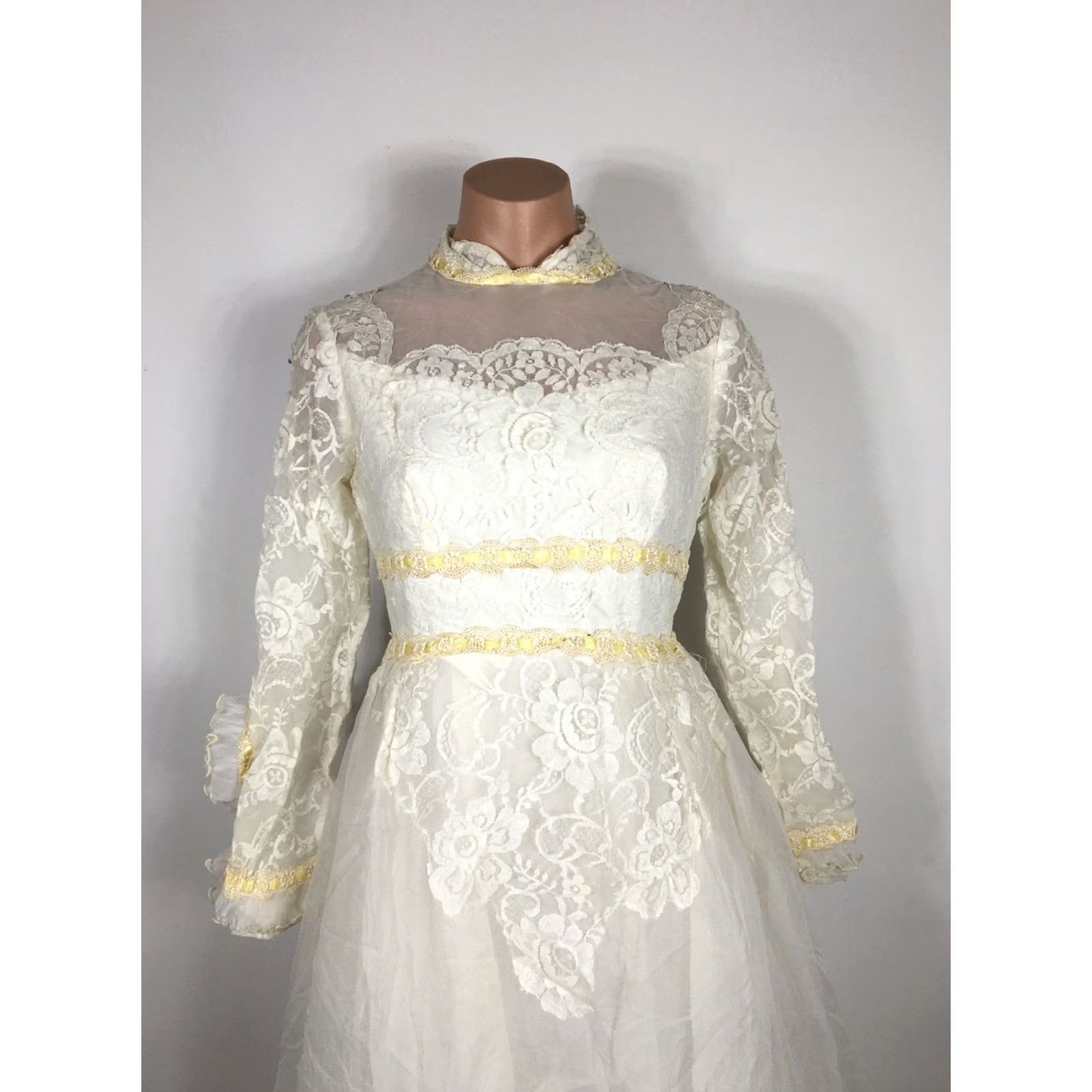 Vintage Vintage Alfred Angelo Ruffle Wedding Dress - US 1960s Lace S/M Size ONE SIZE - 3 Thumbnail