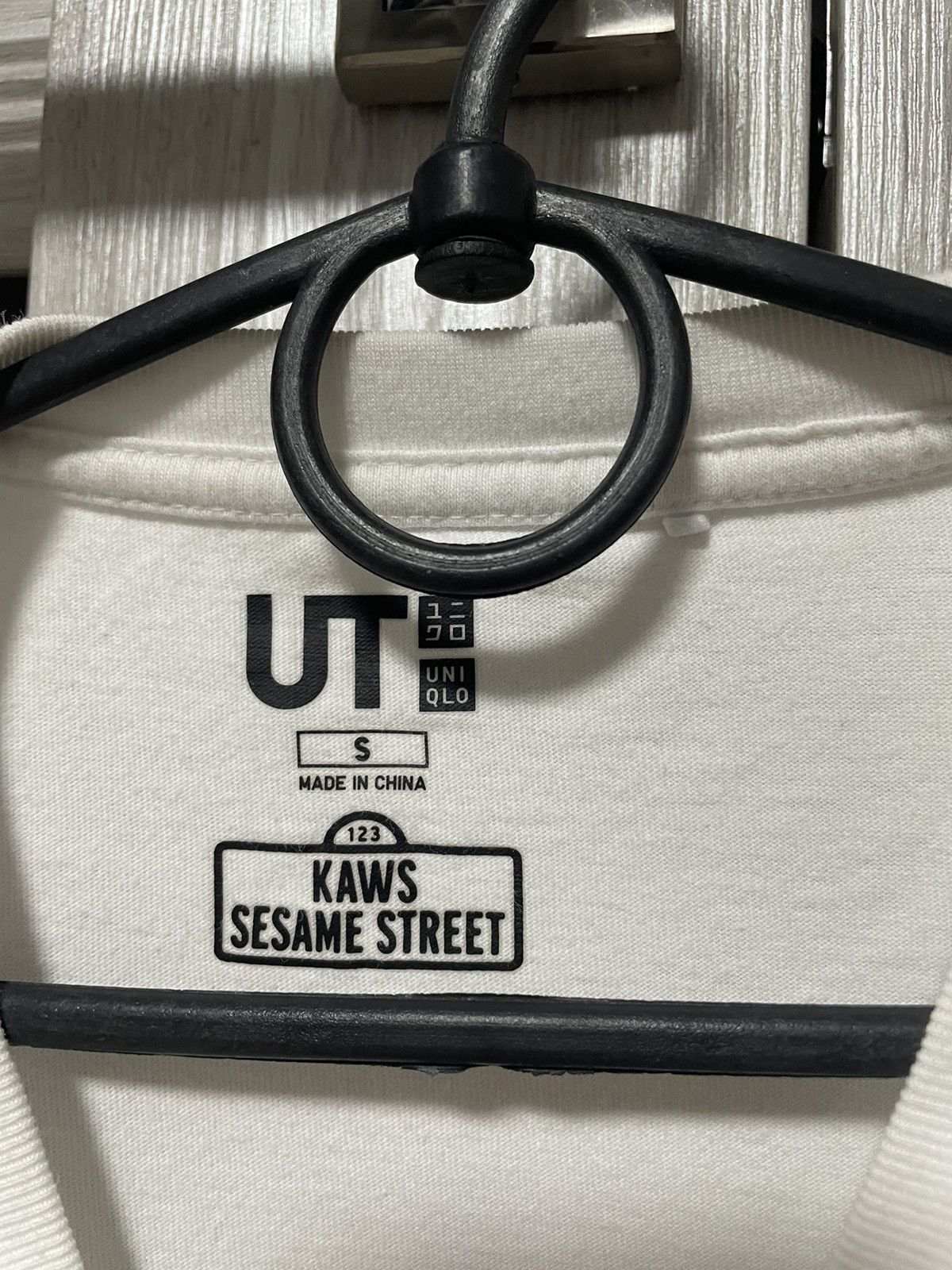 Japanese Brand Kaws x Uniqlo Sesame Street Elmo Pocket Tee White UT S Size US S / EU 44-46 / 1 - 7 Thumbnail