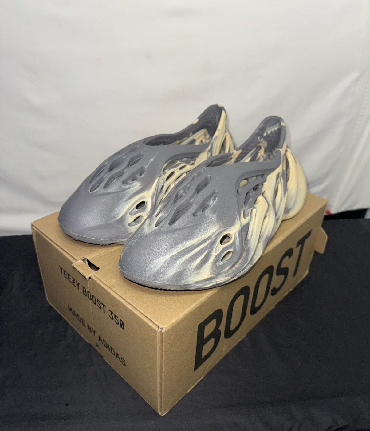 Adidas × Yeezy YZY FOAM RNNR Moon Grey 12US Size US 12 / EU 45 - 2 Thumbnail