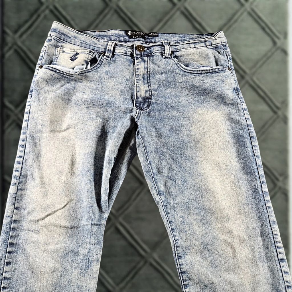 Rocawear Rocawear Slim Fit Denim Jeans Straight Leg Light Wash 34x32 Mid Rise 5-Pocket Zip Mens jeans Blue Cotton Embroidered Logo hip hop Size US 34 / EU 50 - 1 Thumbnail