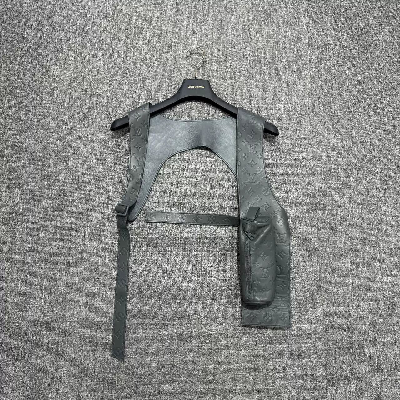 Louis Vuitton louis vuitton tactical vest in textured leather Size US M / EU 48-50 / 2 - 1 Thumbnail