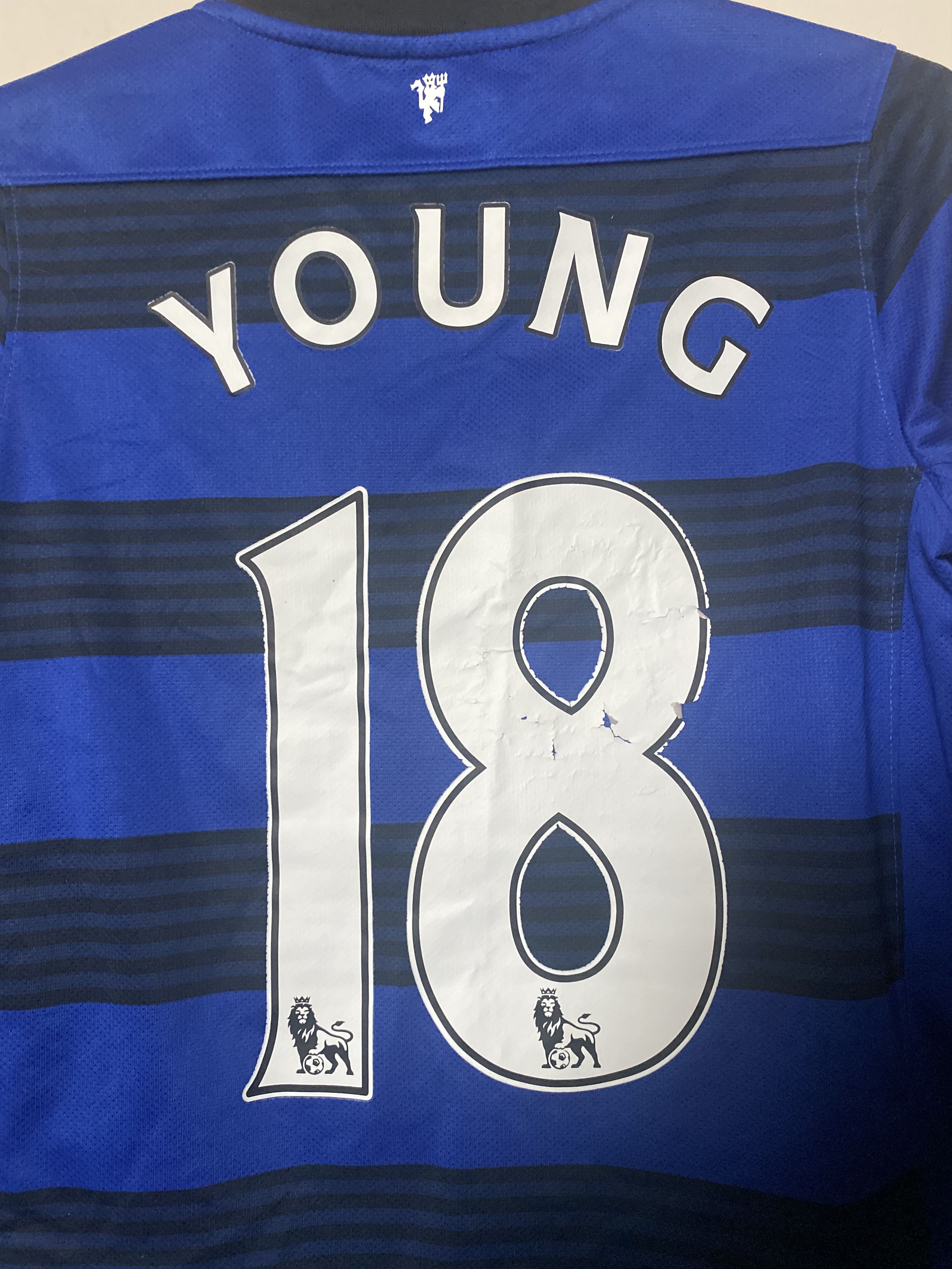 Nike MANCHESTER UNITED #18 YOUNG 2011 - 2012 Nike - 140 - 152 Size US XXS / EU 40 - 3 Thumbnail