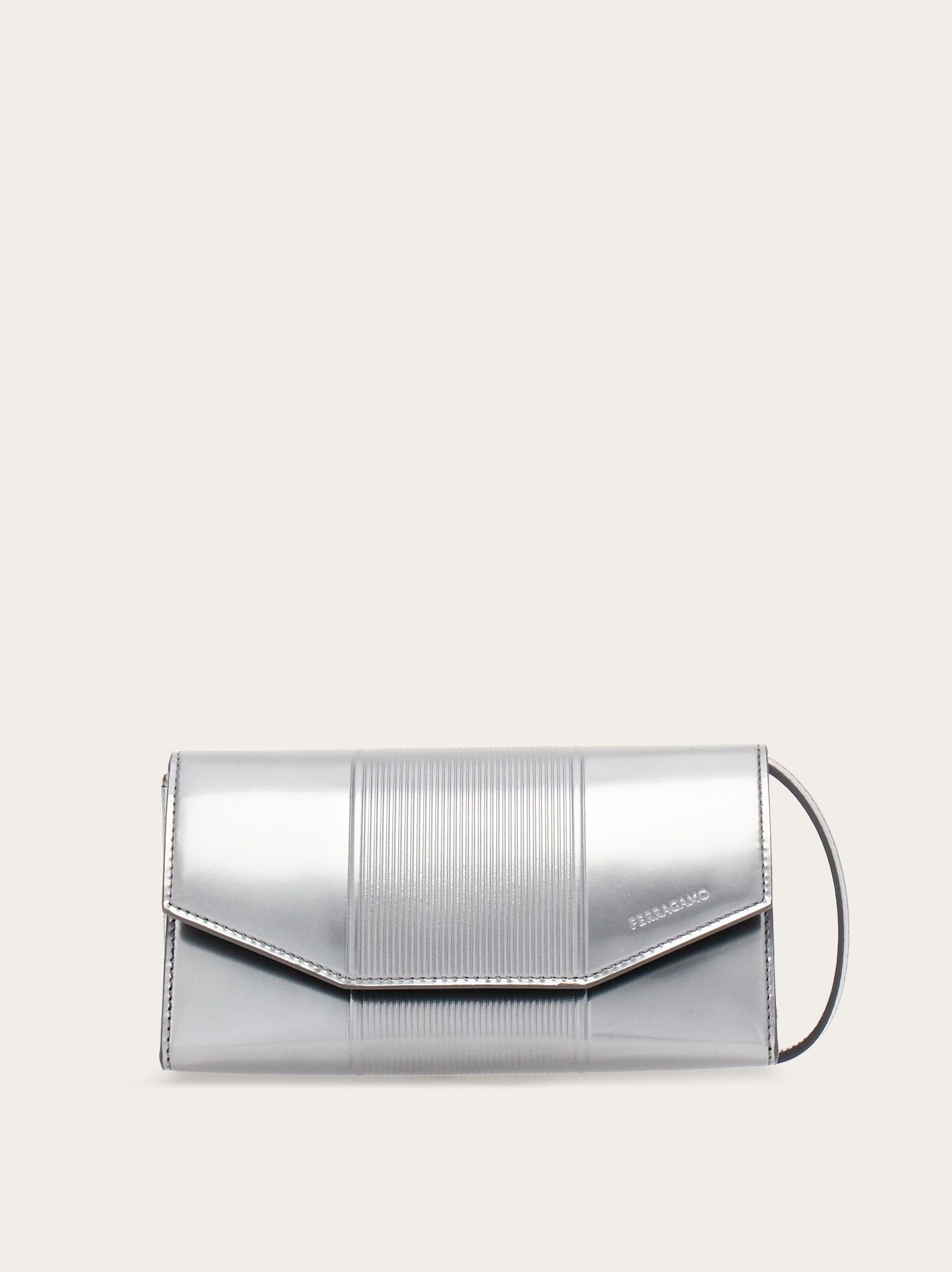 o1s1rm0924 Size: OS / Compact Crossbody Bag in Silver