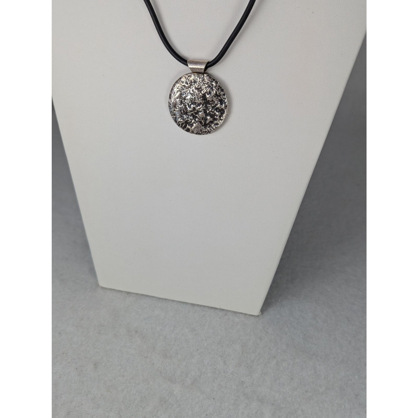 Other Silver coin pendant +17"rubber cord reticulated reversible Size ONE SIZE - 4 Thumbnail