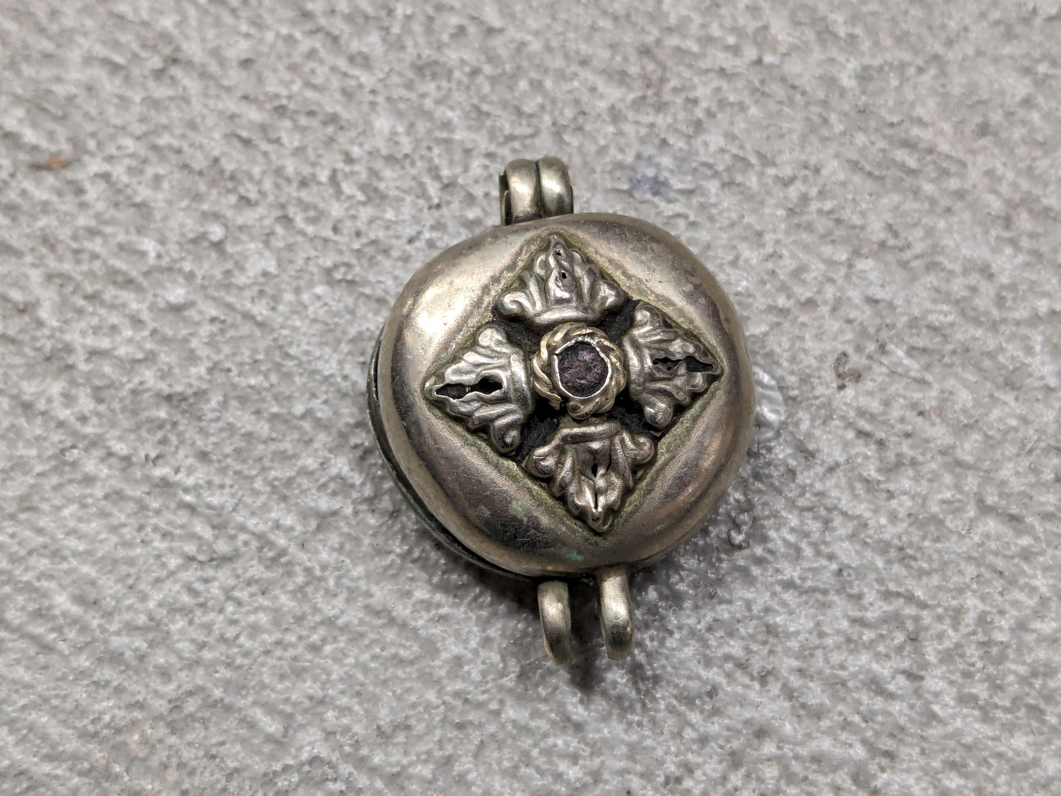 Jewelry × Vintage Vintage Tibetan Prayer Box Gau Pendant Size ONE SIZE - 2 Thumbnail