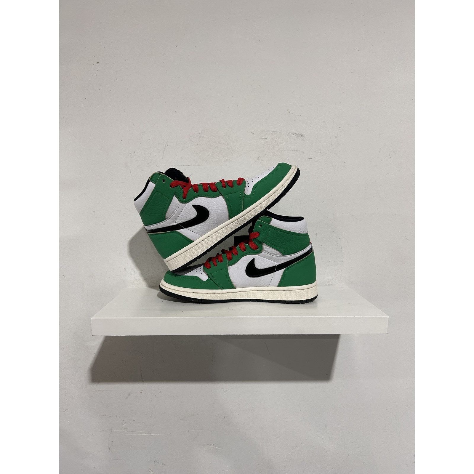 Nike NIKE JORDAN 1 LUCKY GREEN SIZE 6W (4.5 US) PREOWNED Size US 6 / IT 36 - 2 Thumbnail
