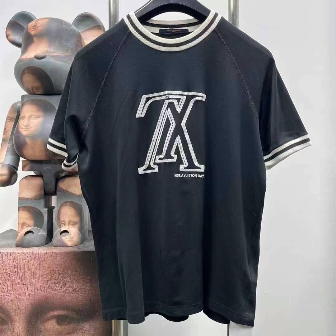 Louis Vuitton LOUIS VUITTON INVERTED LOGO TEE Size US L / EU 52-54 / 3 - 1 Thumbnail