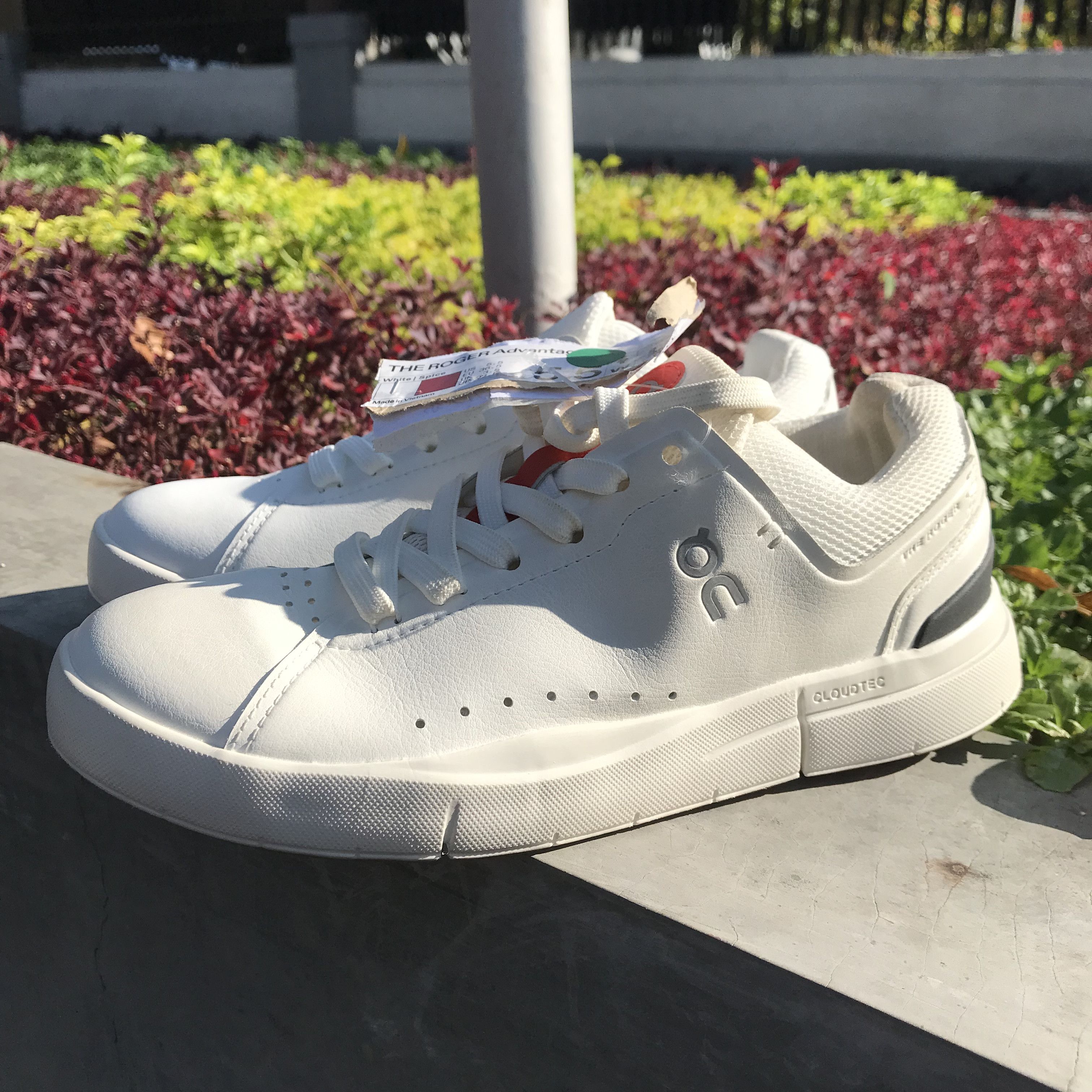 On On Cloud THE ROGER Advantage All White Bnwt Brand New Size US 5 / EU 37 - 4 Thumbnail
