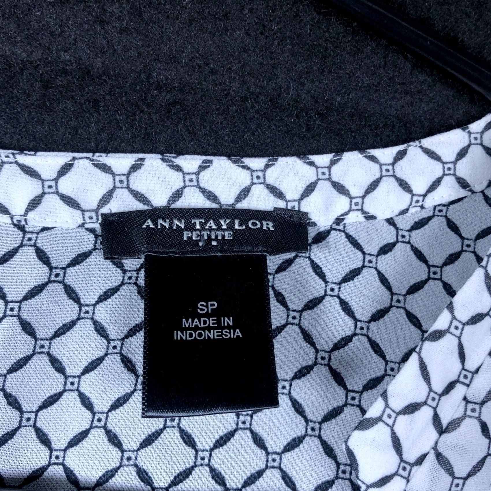 Ann Taylor Ann Taylor Women Blouse White Black Geometric Petite Sheer V-Neck Long Sleeve SP Shirt Size S / US 4 / IT 40 - 6 Thumbnail