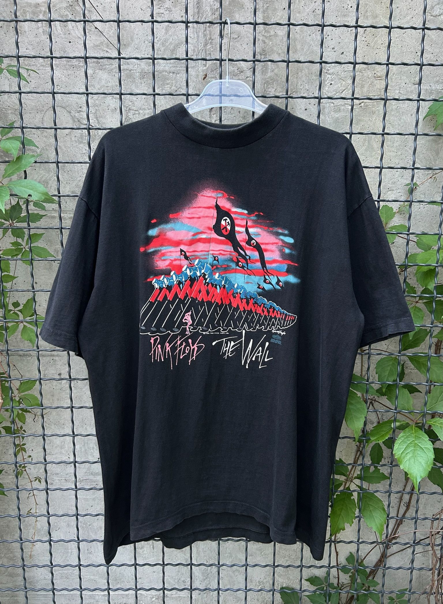 Band Tees × Vintage Vintage 1982 Pink Floyd The Wall Rock Band T-shirt Size US L / EU 52-54 / 3 - 1 Thumbnail