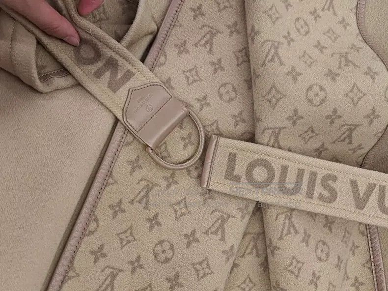 Louis Vuitton Louis Vuitton Camel full print coat Size S / US 4 / IT 40 - 4 Thumbnail