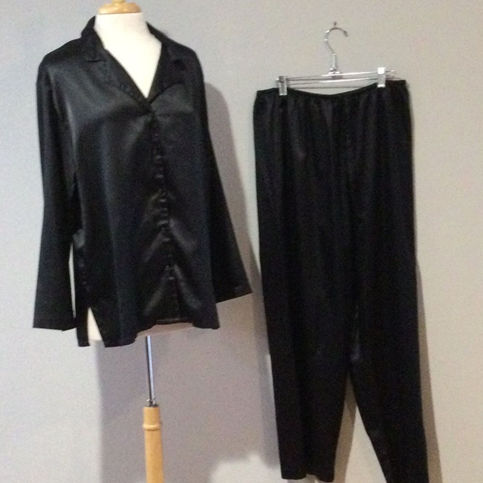 Victoria's Secret Victoria's Secret Black Button Top Bottom Pajama Set Size L Size 32" / US 10 / IT 46 - 1 Thumbnail
