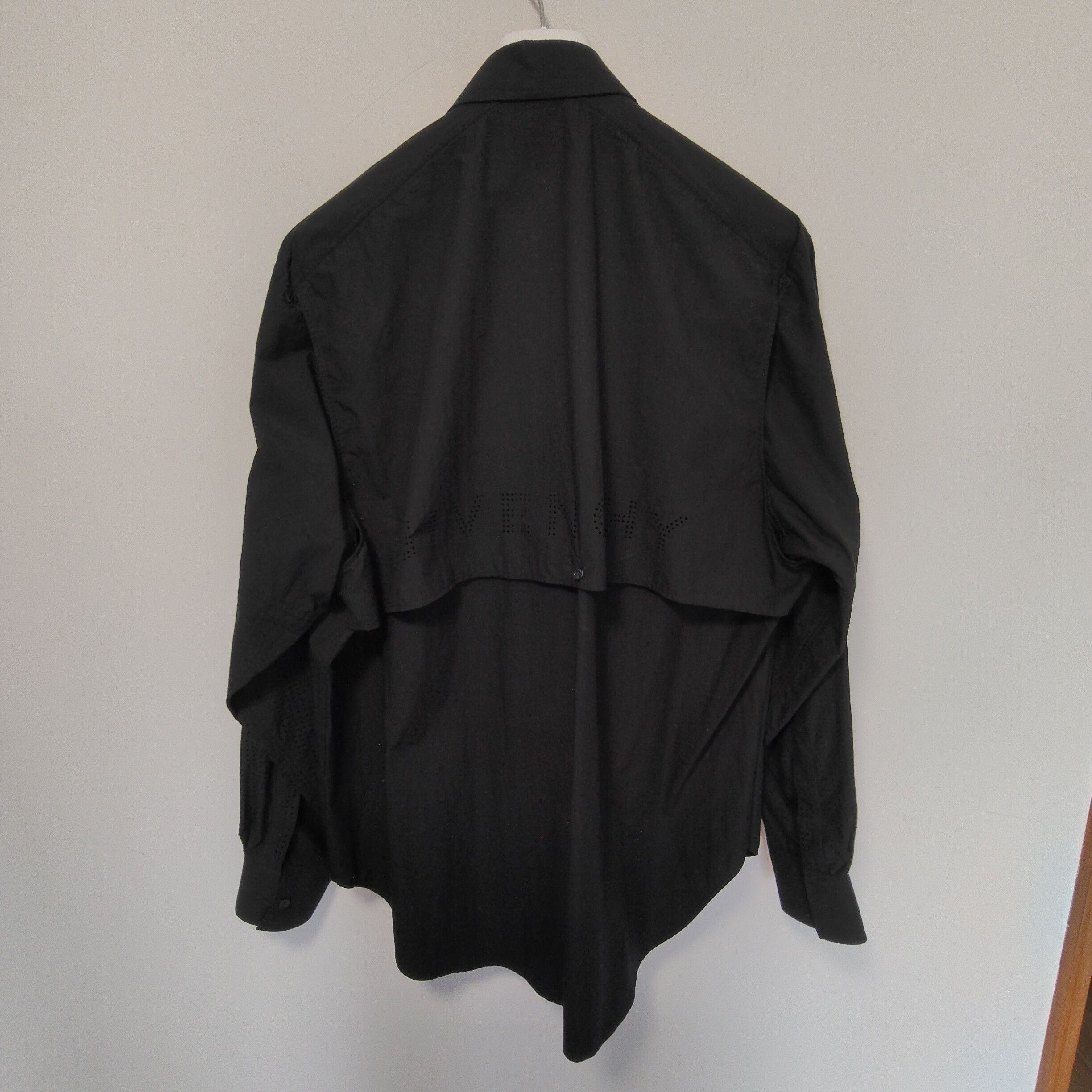 Givenchy Laser cut logo shirt Size US S / EU 44-46 / 1 - 1 Thumbnail