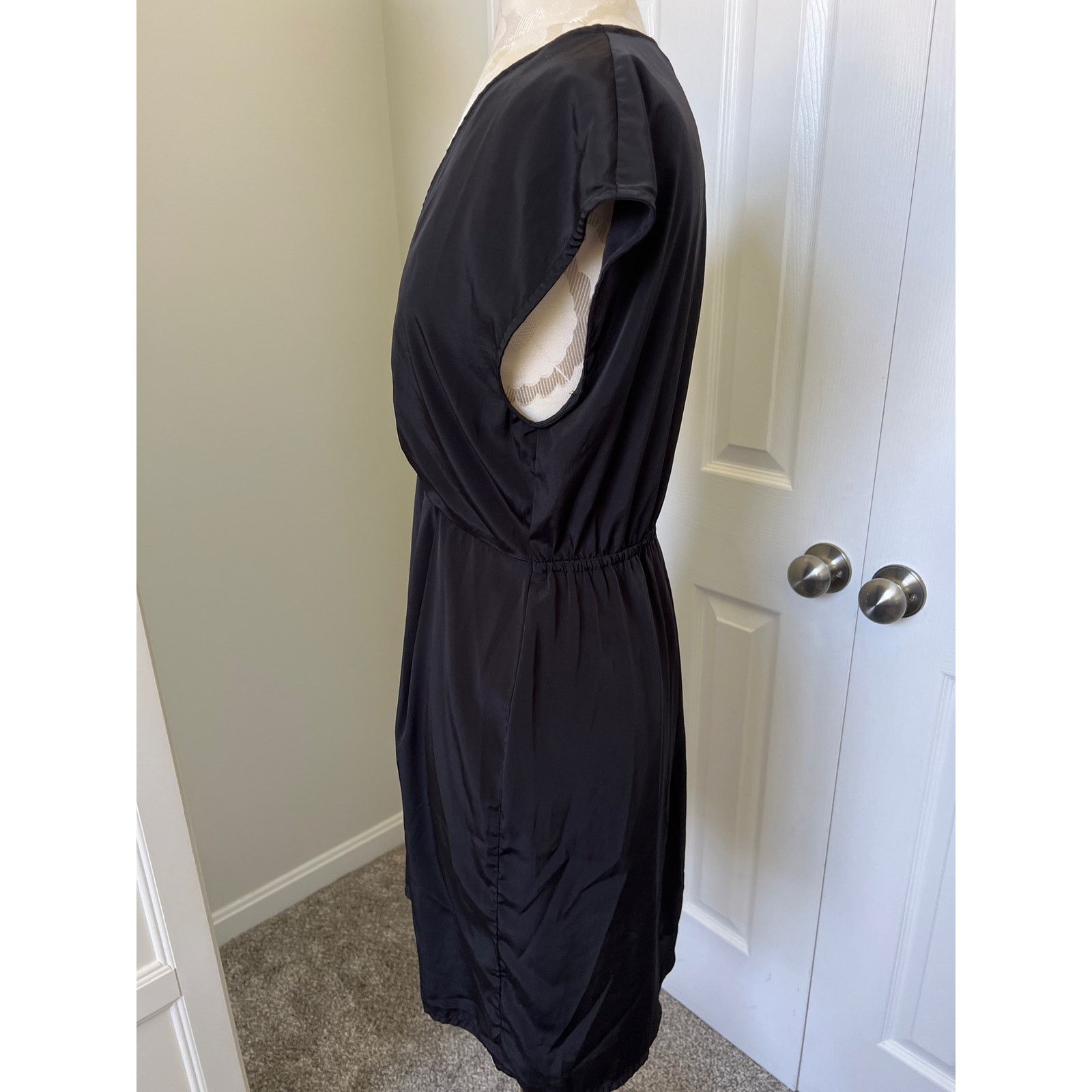 H&M H&M Short Sleeve Casual V-Neck Midi Dress Size 8 Size M / US 6-8 / IT 42-44 - 3 Thumbnail