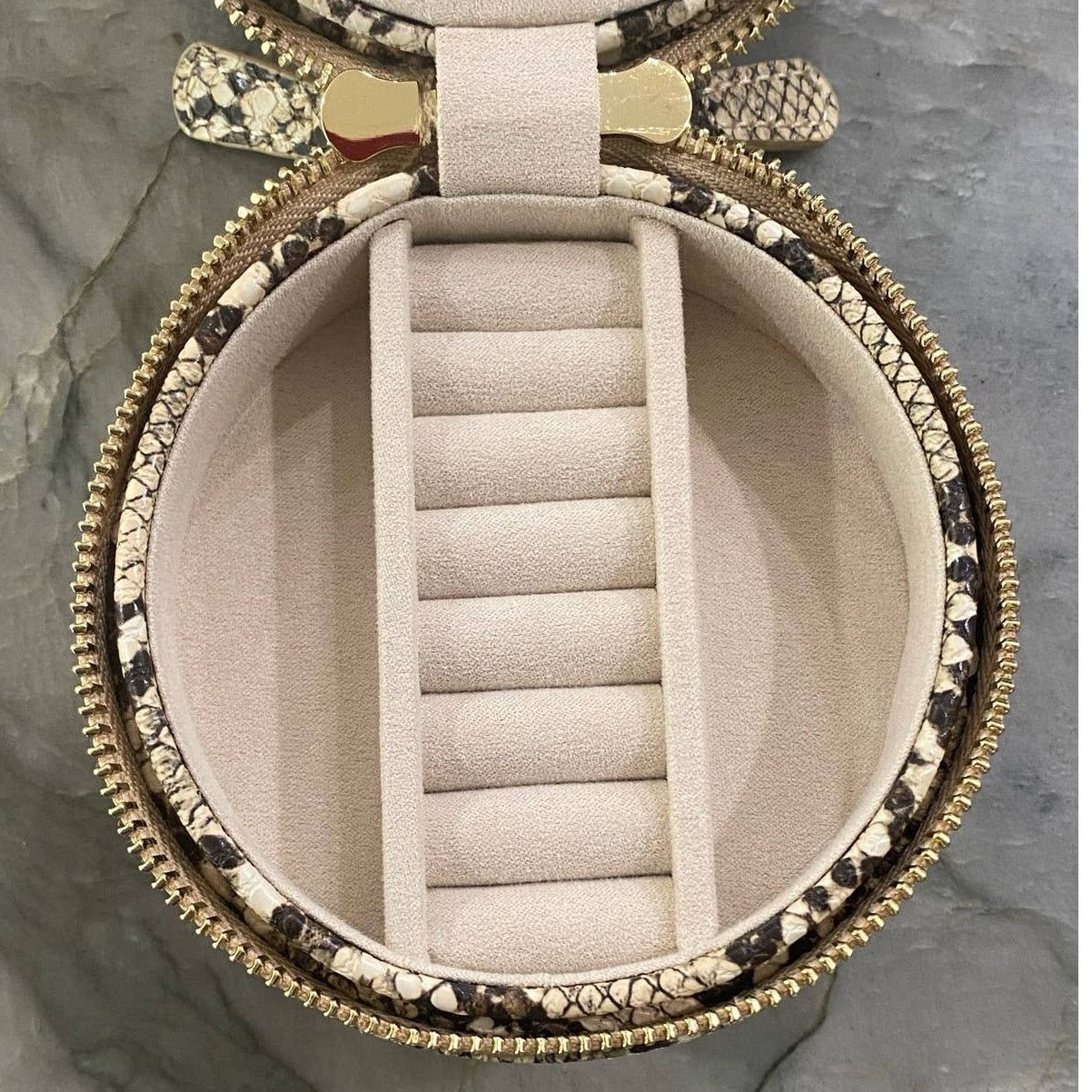 LONE WOLF WOLF DESIGNS Round Zip Jewelry Case Snake Embossed Tan Size ONE SIZE - 4 Thumbnail