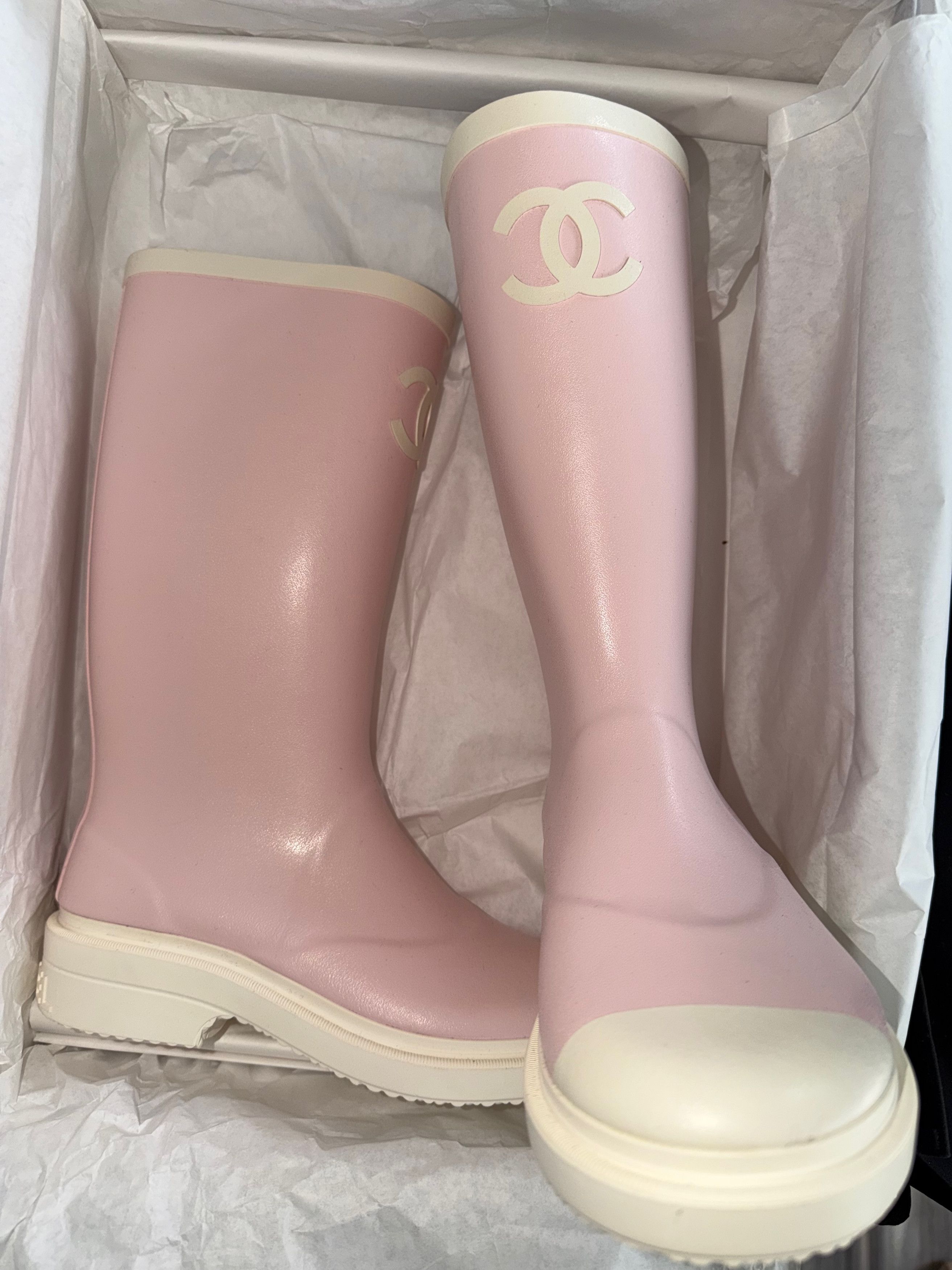 Chanel Chanel 26C White CC Logo High Pull On Rubber Rain Boots 39 Size US 9 / IT 39 - 7 Thumbnail