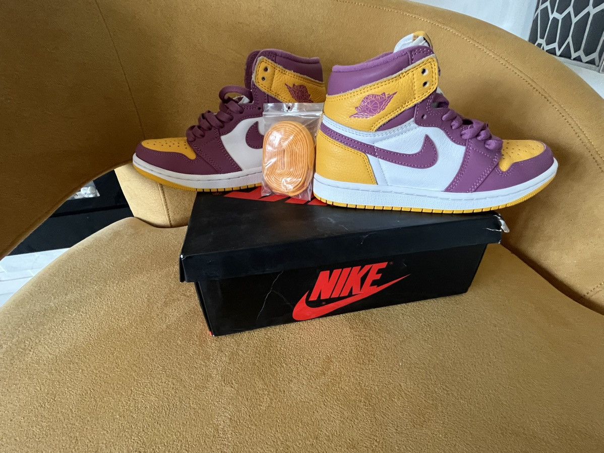 Jordan Brand × Nike 2022 Air Jordan 1 Retro High OG 'Brotherhood' Size US 5 / EU 37 - 7 Thumbnail