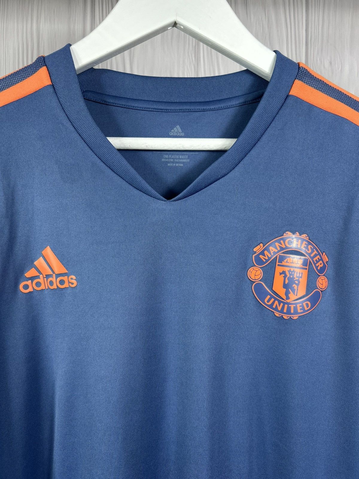 Adidas MANCHESTER UNITED 2022/2023 TRAINING JERSEY ADIDAS SIZE L Size US XL / EU 56 / 4 - 4 Thumbnail