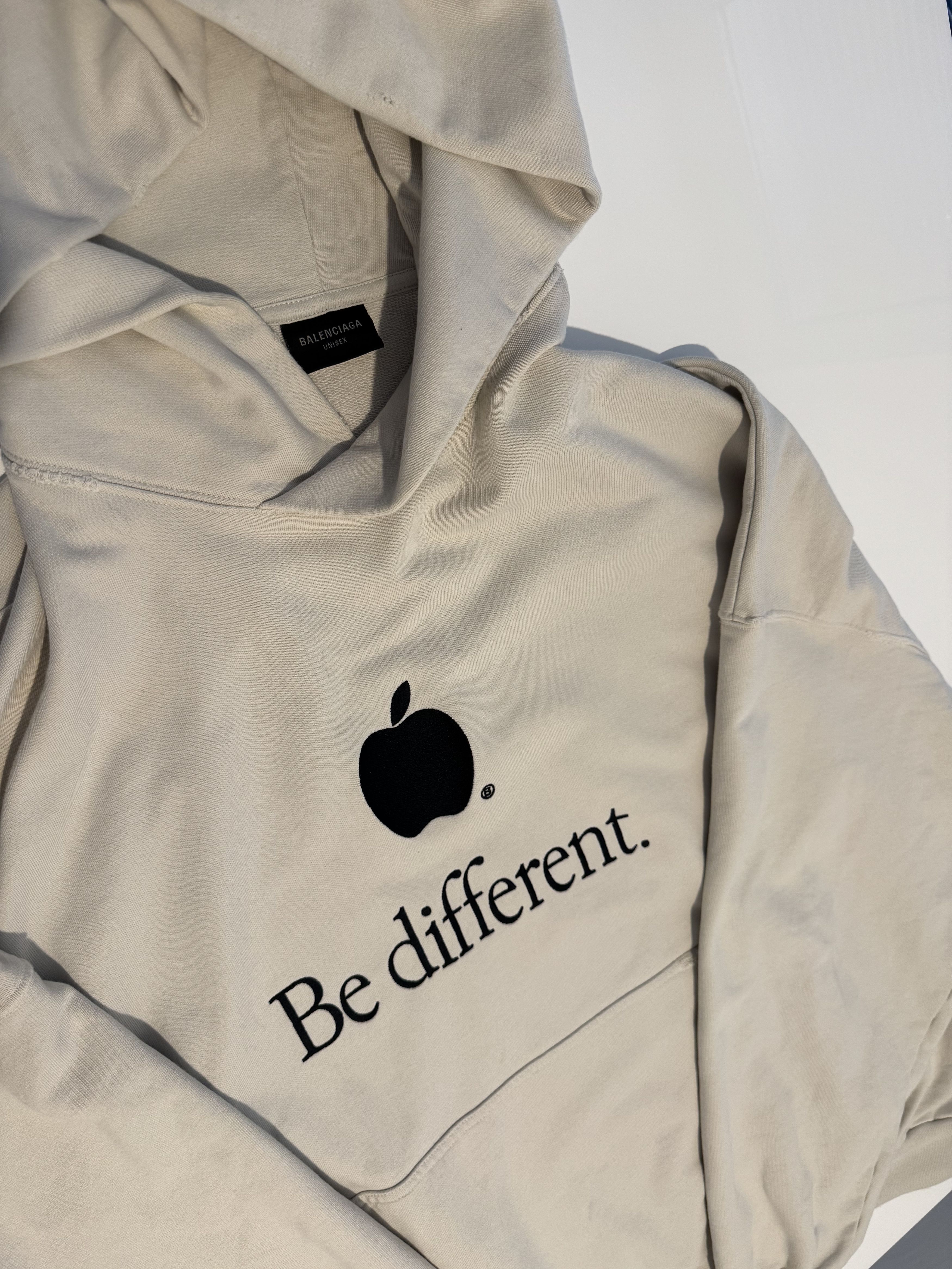 Balenciaga BALENCIAGA AW22 BE DIFFERENT APPLE HOODIE CREME WHITE Size US L / EU 52-54 / 3 - 5 Thumbnail