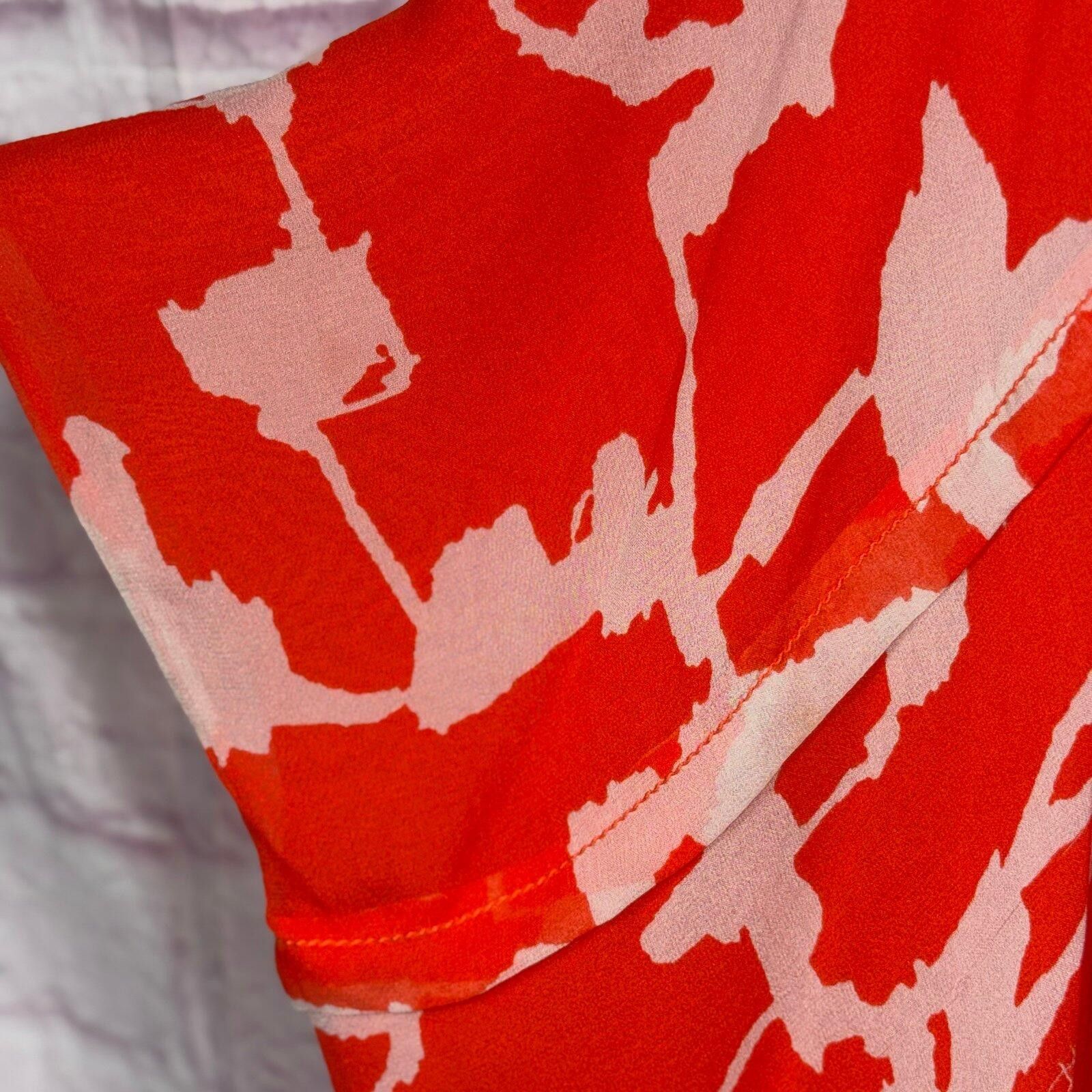 Diane von Furstenberg Diane von Furstenberg Medium Red Abstract Silk Blouse Size M / US 6-8 / IT 42-44 - 4 Thumbnail