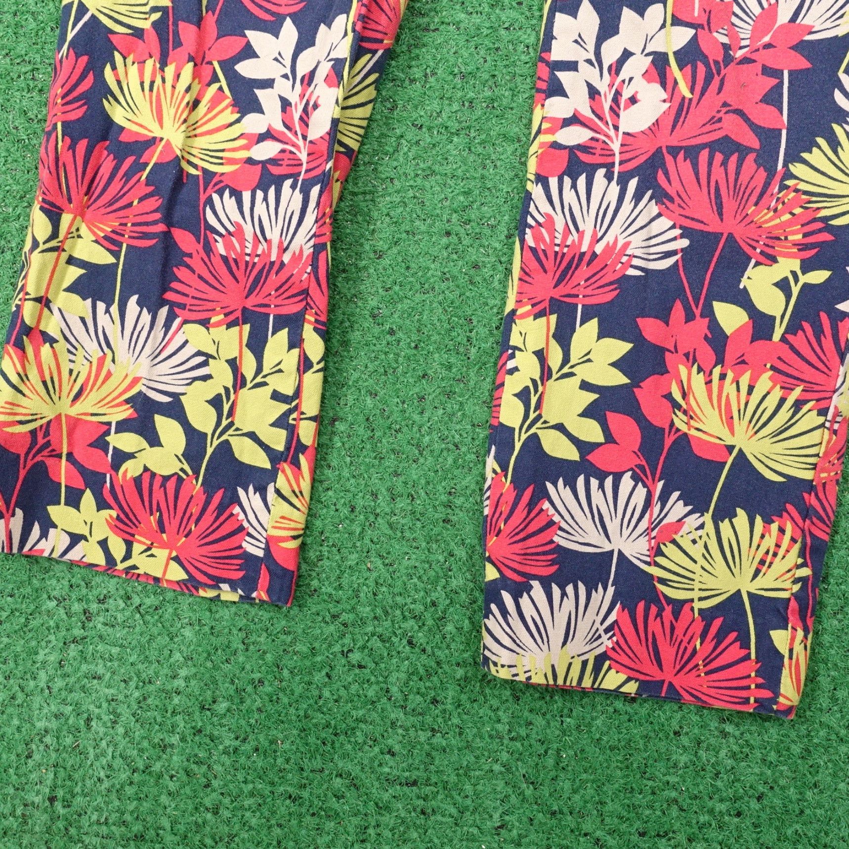 Banana Republic Vintage Banana Republic Women's Cropped Chino Pants Size 2 Floral Cotton Regular Fit Size 26" / US 2 / IT 38 - 3 Thumbnail